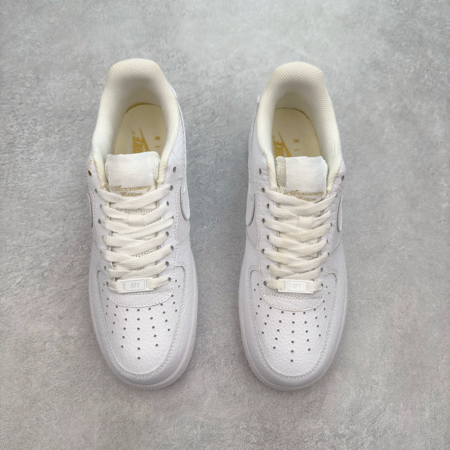 图片[2]-＃XT纯原 NK Air Force 1´07 Low 空军一号低帮百搭休闲运动板鞋 DZ4711-100 顶级批次 2022全新楦头鞋型 鱼鳞大底 历时开发三个月 清洁度完美 二维码鞋标 内置芯片及solo气垫 大底高度及其弧度依照正品 钢印 logo刺绣 鞋口弧度 鞋头长度 鞋面冲孔 鞋垫背胶及钢印 完美鞋型对比正品 每一处都是细节满满 柔软、弹性十足的缓震性能和出色的中底设计 横跨复古与现代的外型结合 造就出风靡全球 三十多年的Force 1 直到今天还深受青睐 实拍调校N版已经零色差零失真 百分百还原实物色彩所见即所得 不存在货不对板色差等低级问题 选购参考实物拍摄 不混卖不参货 只用心做好货严格选品 承诺混一赔十 尺码：36 36.5 37.5 38 38.5 39 40 40.5 41 42 42.5 43 44 44.5 45-选品中心