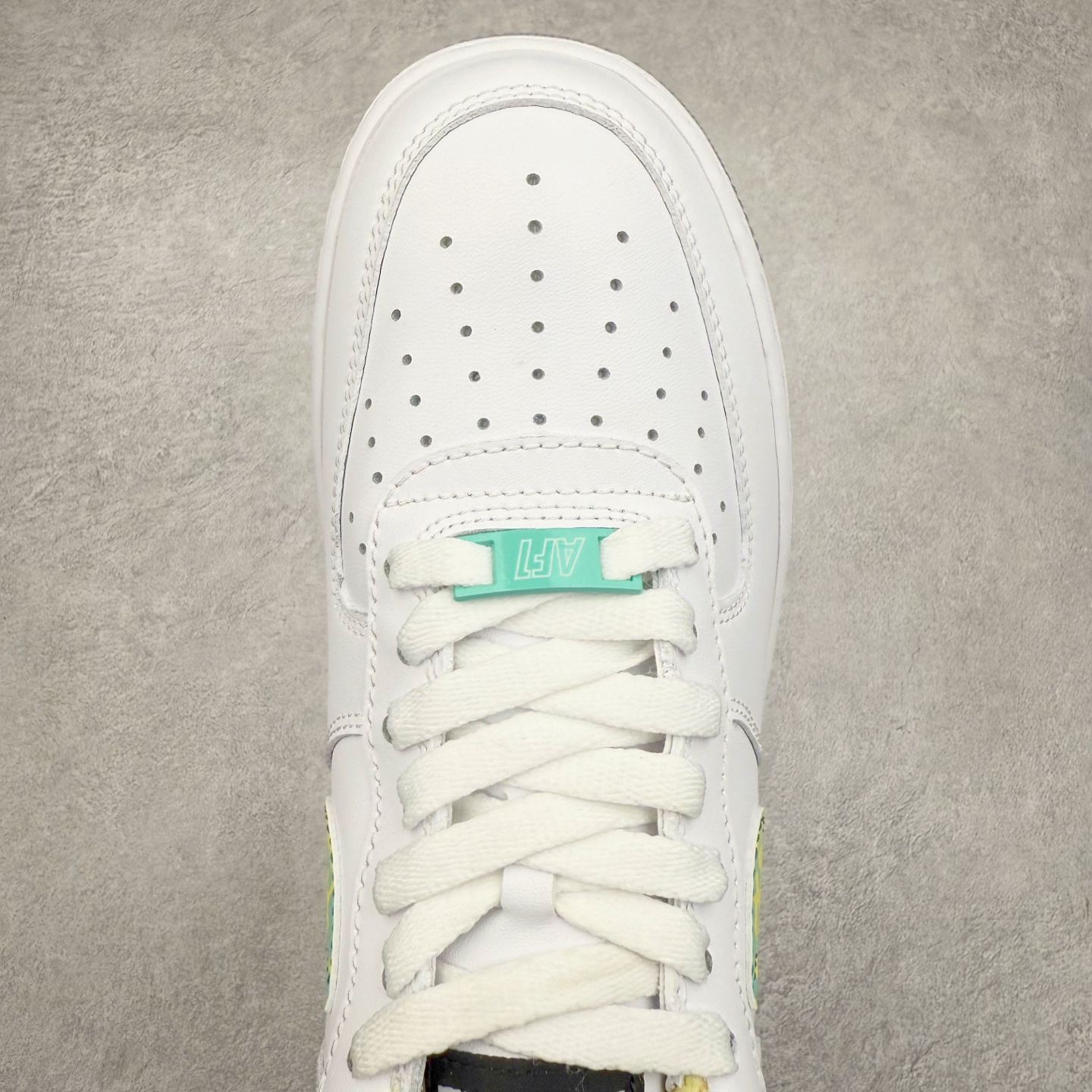 图片[4]-＃XT纯原 NK Air Force 1´07 Low 空军一号低帮百搭休闲运动板鞋 FJ7691-191 顶级批次 2022全新楦头鞋型 鱼鳞大底 历时开发三个月 清洁度完美 二维码鞋标 内置芯片及solo气垫 大底高度及其弧度依照正品 钢印 logo刺绣 鞋口弧度 鞋头长度 鞋面冲孔 鞋垫背胶及钢印 完美鞋型对比正品 每一处都是细节满满 柔软、弹性十足的缓震性能和出色的中底设计 横跨复古与现代的外型结合 造就出风靡全球 三十多年的Force 1 直到今天还深受青睐 实拍调校N版已经零色差零失真 百分百还原实物色彩所见即所得 不存在货不对板色差等低级问题 选购参考实物拍摄 不混卖不参货 只用心做好货严格选品 承诺混一赔十 尺码：36 36.5 37.5 38 38.5 39 40 40.5 41 42 42.5 43 44 44.5 45-选品中心