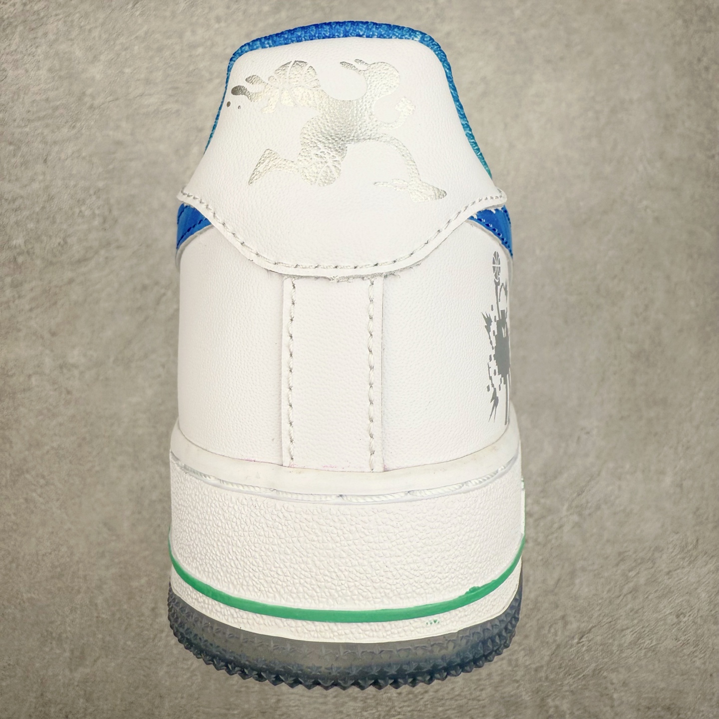 图片[8]-＃XT纯原 NK Air Force 1´07 Low 空军一号低帮百搭休闲运动板鞋 FJ7691-191 顶级批次 2022全新楦头鞋型 鱼鳞大底 历时开发三个月 清洁度完美 二维码鞋标 内置芯片及solo气垫 大底高度及其弧度依照正品 钢印 logo刺绣 鞋口弧度 鞋头长度 鞋面冲孔 鞋垫背胶及钢印 完美鞋型对比正品 每一处都是细节满满 柔软、弹性十足的缓震性能和出色的中底设计 横跨复古与现代的外型结合 造就出风靡全球 三十多年的Force 1 直到今天还深受青睐 实拍调校N版已经零色差零失真 百分百还原实物色彩所见即所得 不存在货不对板色差等低级问题 选购参考实物拍摄 不混卖不参货 只用心做好货严格选品 承诺混一赔十 尺码：36 36.5 37.5 38 38.5 39 40 40.5 41 42 42.5 43 44 44.5 45-选品中心