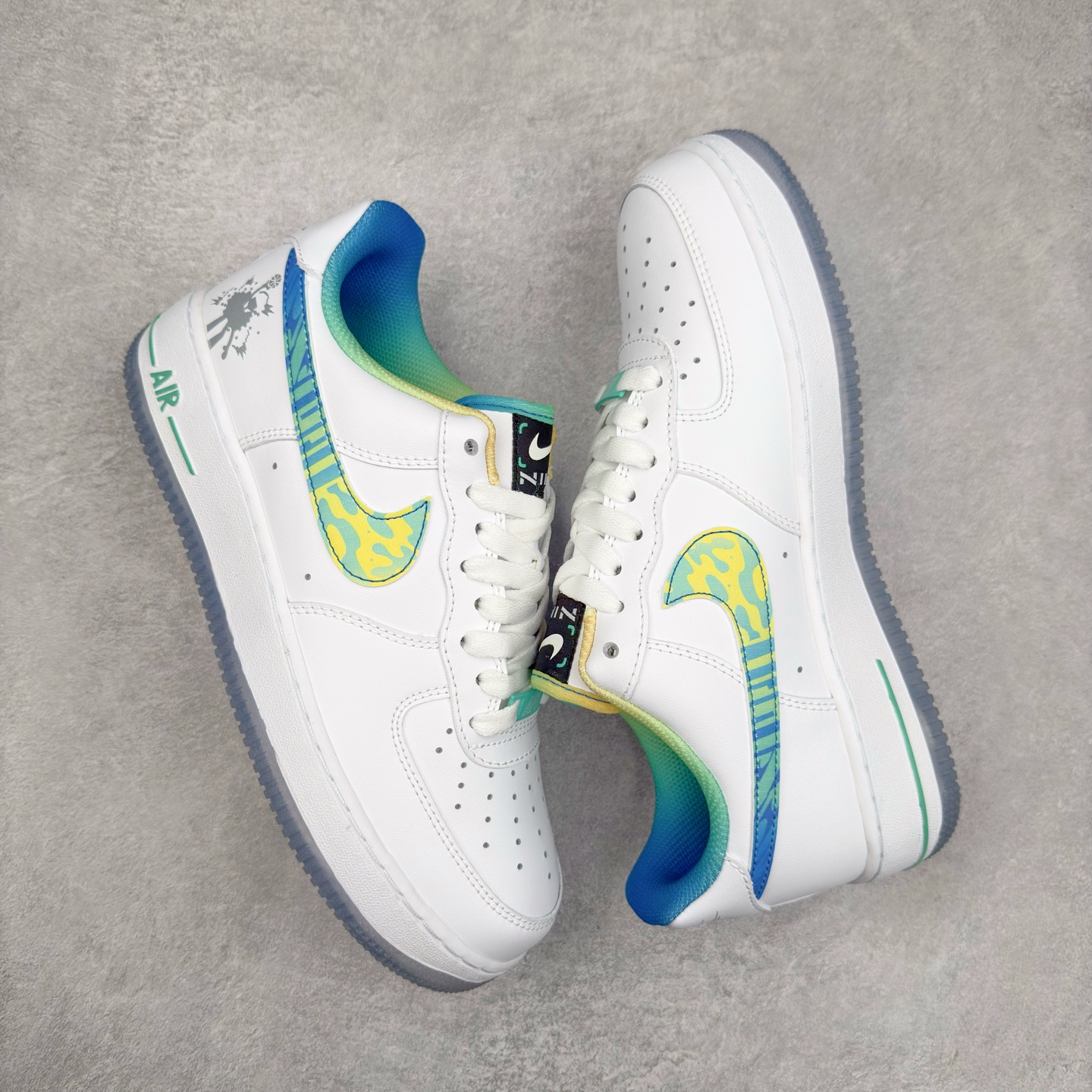 图片[3]-＃XT纯原 NK Air Force 1´07 Low 空军一号低帮百搭休闲运动板鞋 FJ7691-191 顶级批次 2022全新楦头鞋型 鱼鳞大底 历时开发三个月 清洁度完美 二维码鞋标 内置芯片及solo气垫 大底高度及其弧度依照正品 钢印 logo刺绣 鞋口弧度 鞋头长度 鞋面冲孔 鞋垫背胶及钢印 完美鞋型对比正品 每一处都是细节满满 柔软、弹性十足的缓震性能和出色的中底设计 横跨复古与现代的外型结合 造就出风靡全球 三十多年的Force 1 直到今天还深受青睐 实拍调校N版已经零色差零失真 百分百还原实物色彩所见即所得 不存在货不对板色差等低级问题 选购参考实物拍摄 不混卖不参货 只用心做好货严格选品 承诺混一赔十 尺码：36 36.5 37.5 38 38.5 39 40 40.5 41 42 42.5 43 44 44.5 45-选品中心