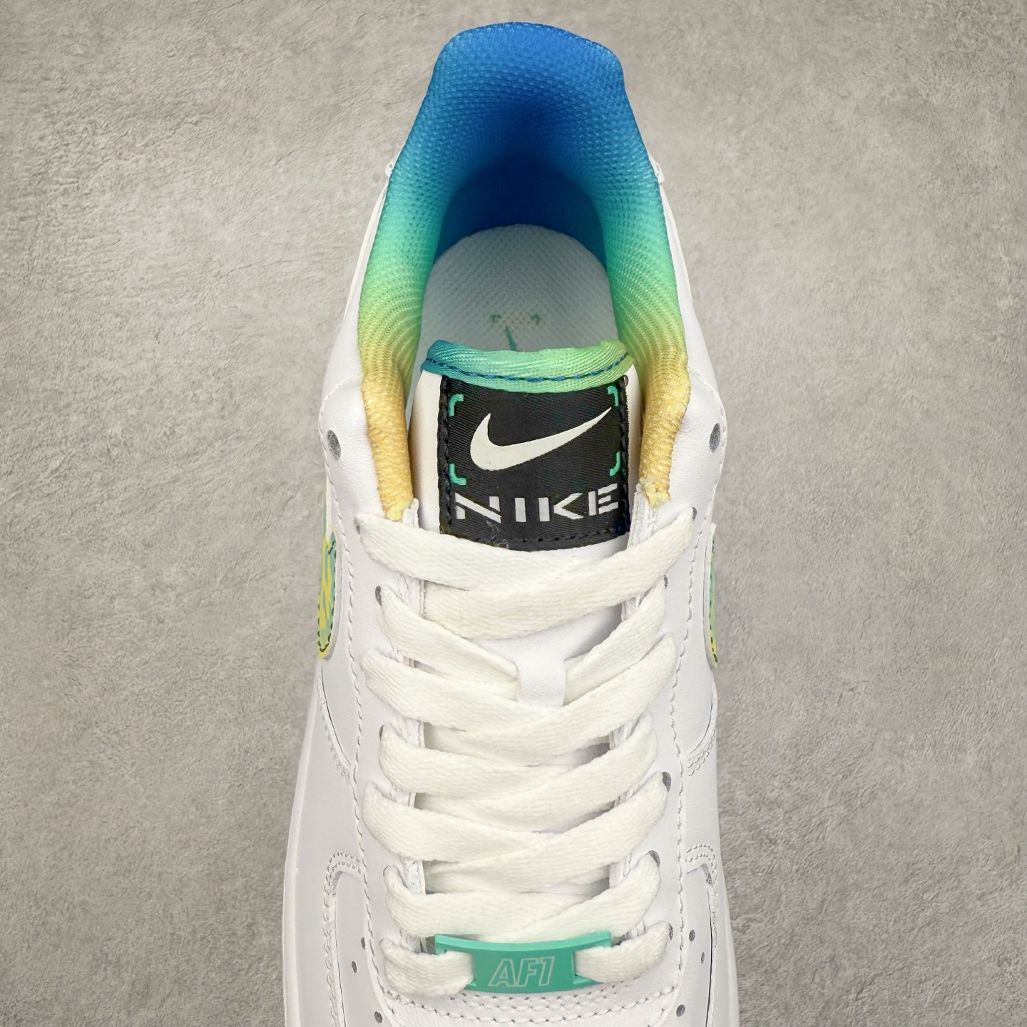 图片[5]-＃XT纯原 NK Air Force 1´07 Low 空军一号低帮百搭休闲运动板鞋 FJ7691-191 顶级批次 2022全新楦头鞋型 鱼鳞大底 历时开发三个月 清洁度完美 二维码鞋标 内置芯片及solo气垫 大底高度及其弧度依照正品 钢印 logo刺绣 鞋口弧度 鞋头长度 鞋面冲孔 鞋垫背胶及钢印 完美鞋型对比正品 每一处都是细节满满 柔软、弹性十足的缓震性能和出色的中底设计 横跨复古与现代的外型结合 造就出风靡全球 三十多年的Force 1 直到今天还深受青睐 实拍调校N版已经零色差零失真 百分百还原实物色彩所见即所得 不存在货不对板色差等低级问题 选购参考实物拍摄 不混卖不参货 只用心做好货严格选品 承诺混一赔十 尺码：36 36.5 37.5 38 38.5 39 40 40.5 41 42 42.5 43 44 44.5 45-选品中心