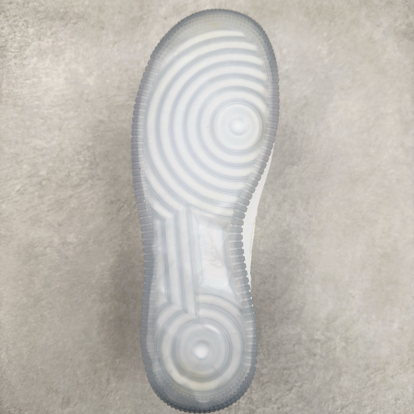 图片[9]-＃XT纯原 NK Air Force 1´07 Low 空军一号低帮百搭休闲运动板鞋 FJ7691-191 顶级批次 2022全新楦头鞋型 鱼鳞大底 历时开发三个月 清洁度完美 二维码鞋标 内置芯片及solo气垫 大底高度及其弧度依照正品 钢印 logo刺绣 鞋口弧度 鞋头长度 鞋面冲孔 鞋垫背胶及钢印 完美鞋型对比正品 每一处都是细节满满 柔软、弹性十足的缓震性能和出色的中底设计 横跨复古与现代的外型结合 造就出风靡全球 三十多年的Force 1 直到今天还深受青睐 实拍调校N版已经零色差零失真 百分百还原实物色彩所见即所得 不存在货不对板色差等低级问题 选购参考实物拍摄 不混卖不参货 只用心做好货严格选品 承诺混一赔十 尺码：36 36.5 37.5 38 38.5 39 40 40.5 41 42 42.5 43 44 44.5 45-选品中心