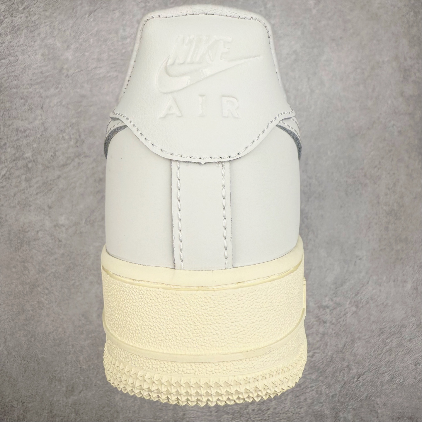 图片[8]-＃XT纯原 NK Air Force 1´07 Low 空军一号低帮百搭休闲运动板鞋 DR9503-100 顶级批次 2022全新楦头鞋型 鱼鳞大底 历时开发三个月 清洁度完美 二维码鞋标 内置芯片及solo气垫 大底高度及其弧度依照正品 钢印 logo刺绣 鞋口弧度 鞋头长度 鞋面冲孔 鞋垫背胶及钢印 完美鞋型对比正品 每一处都是细节满满 柔软、弹性十足的缓震性能和出色的中底设计 横跨复古与现代的外型结合 造就出风靡全球 三十多年的Force 1 直到今天还深受青睐 实拍调校N版已经零色差零失真 百分百还原实物色彩所见即所得 不存在货不对板色差等低级问题 选购参考实物拍摄 不混卖不参货 只用心做好货严格选品 承诺混一赔十 尺码：36 36.5 37.5 38 38.5 39 40 40.5 41 42 42.5 43 44 44.5 45-选品中心