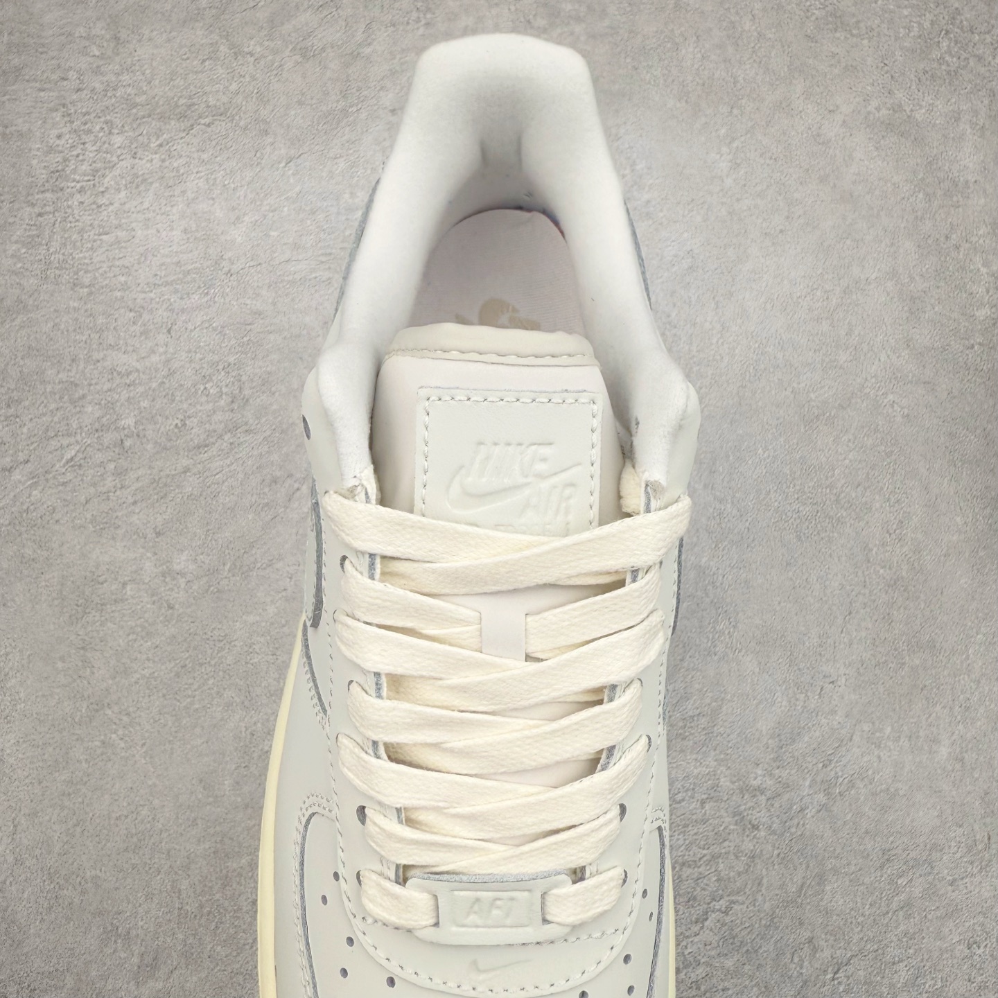 图片[5]-＃XT纯原 NK Air Force 1´07 Low 空军一号低帮百搭休闲运动板鞋 DR9503-100 顶级批次 2022全新楦头鞋型 鱼鳞大底 历时开发三个月 清洁度完美 二维码鞋标 内置芯片及solo气垫 大底高度及其弧度依照正品 钢印 logo刺绣 鞋口弧度 鞋头长度 鞋面冲孔 鞋垫背胶及钢印 完美鞋型对比正品 每一处都是细节满满 柔软、弹性十足的缓震性能和出色的中底设计 横跨复古与现代的外型结合 造就出风靡全球 三十多年的Force 1 直到今天还深受青睐 实拍调校N版已经零色差零失真 百分百还原实物色彩所见即所得 不存在货不对板色差等低级问题 选购参考实物拍摄 不混卖不参货 只用心做好货严格选品 承诺混一赔十 尺码：36 36.5 37.5 38 38.5 39 40 40.5 41 42 42.5 43 44 44.5 45-选品中心