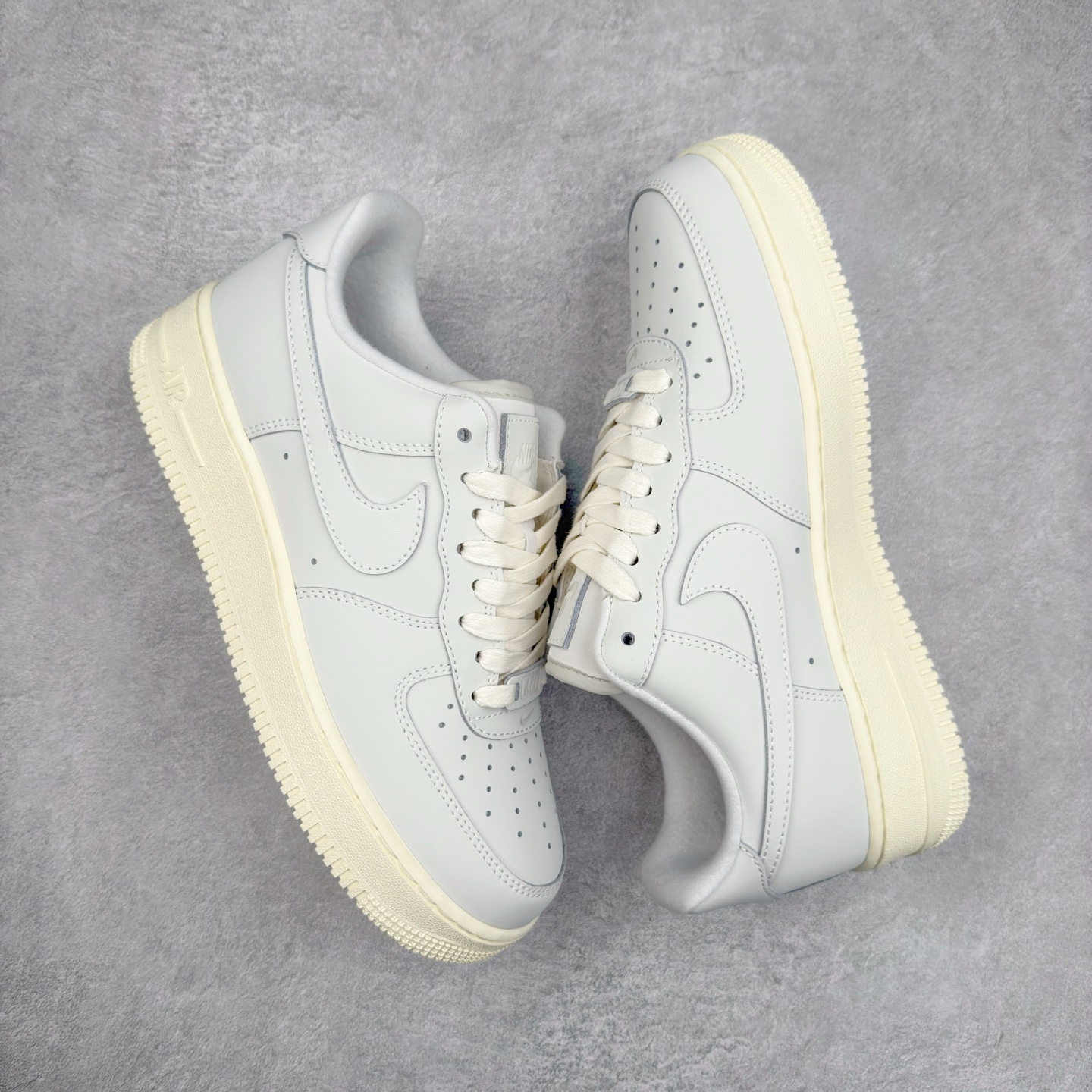 图片[3]-＃XT纯原 NK Air Force 1´07 Low 空军一号低帮百搭休闲运动板鞋 DR9503-100 顶级批次 2022全新楦头鞋型 鱼鳞大底 历时开发三个月 清洁度完美 二维码鞋标 内置芯片及solo气垫 大底高度及其弧度依照正品 钢印 logo刺绣 鞋口弧度 鞋头长度 鞋面冲孔 鞋垫背胶及钢印 完美鞋型对比正品 每一处都是细节满满 柔软、弹性十足的缓震性能和出色的中底设计 横跨复古与现代的外型结合 造就出风靡全球 三十多年的Force 1 直到今天还深受青睐 实拍调校N版已经零色差零失真 百分百还原实物色彩所见即所得 不存在货不对板色差等低级问题 选购参考实物拍摄 不混卖不参货 只用心做好货严格选品 承诺混一赔十 尺码：36 36.5 37.5 38 38.5 39 40 40.5 41 42 42.5 43 44 44.5 45-选品中心