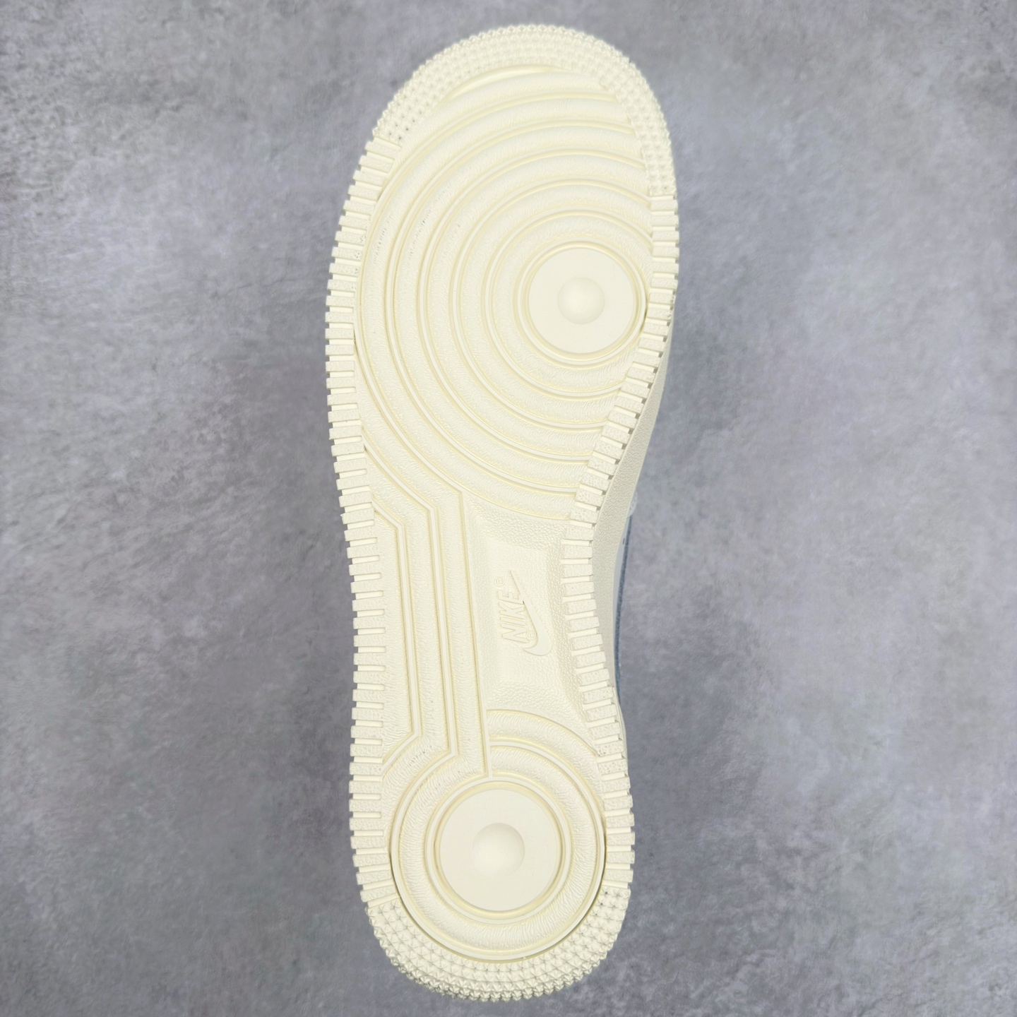 图片[9]-＃XT纯原 NK Air Force 1´07 Low 空军一号低帮百搭休闲运动板鞋 DR9503-100 顶级批次 2022全新楦头鞋型 鱼鳞大底 历时开发三个月 清洁度完美 二维码鞋标 内置芯片及solo气垫 大底高度及其弧度依照正品 钢印 logo刺绣 鞋口弧度 鞋头长度 鞋面冲孔 鞋垫背胶及钢印 完美鞋型对比正品 每一处都是细节满满 柔软、弹性十足的缓震性能和出色的中底设计 横跨复古与现代的外型结合 造就出风靡全球 三十多年的Force 1 直到今天还深受青睐 实拍调校N版已经零色差零失真 百分百还原实物色彩所见即所得 不存在货不对板色差等低级问题 选购参考实物拍摄 不混卖不参货 只用心做好货严格选品 承诺混一赔十 尺码：36 36.5 37.5 38 38.5 39 40 40.5 41 42 42.5 43 44 44.5 45-选品中心