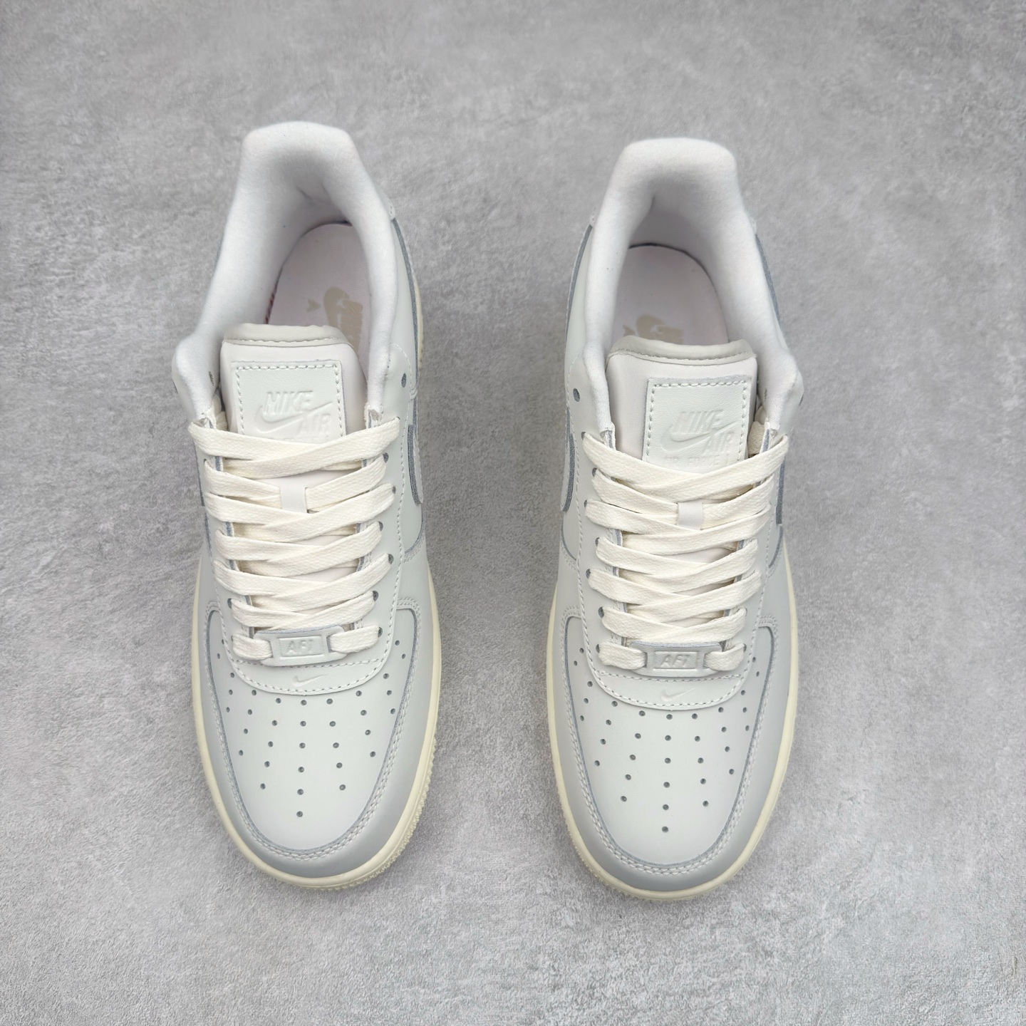 图片[2]-＃XT纯原 NK Air Force 1´07 Low 空军一号低帮百搭休闲运动板鞋 DR9503-100 顶级批次 2022全新楦头鞋型 鱼鳞大底 历时开发三个月 清洁度完美 二维码鞋标 内置芯片及solo气垫 大底高度及其弧度依照正品 钢印 logo刺绣 鞋口弧度 鞋头长度 鞋面冲孔 鞋垫背胶及钢印 完美鞋型对比正品 每一处都是细节满满 柔软、弹性十足的缓震性能和出色的中底设计 横跨复古与现代的外型结合 造就出风靡全球 三十多年的Force 1 直到今天还深受青睐 实拍调校N版已经零色差零失真 百分百还原实物色彩所见即所得 不存在货不对板色差等低级问题 选购参考实物拍摄 不混卖不参货 只用心做好货严格选品 承诺混一赔十 尺码：36 36.5 37.5 38 38.5 39 40 40.5 41 42 42.5 43 44 44.5 45-选品中心