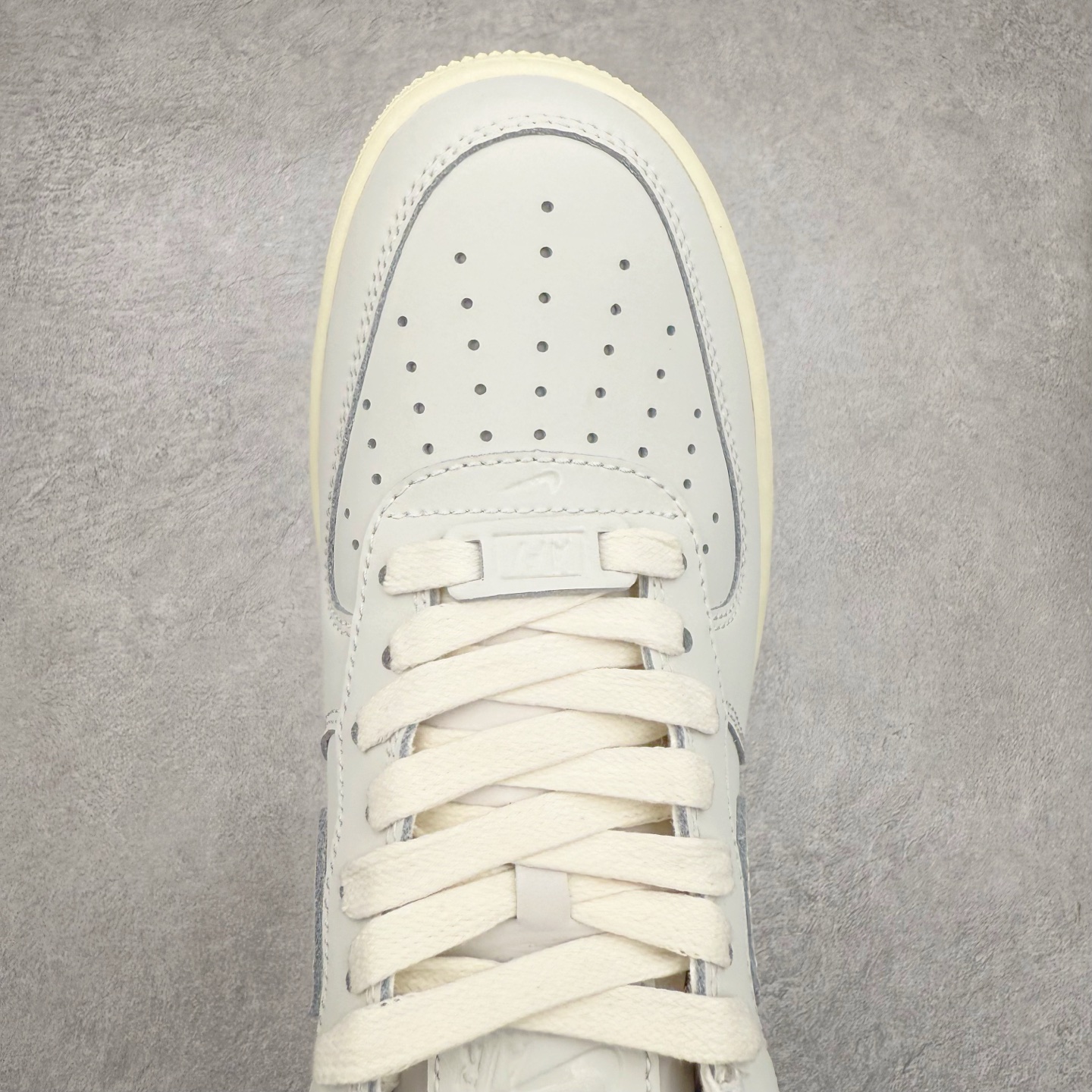 图片[4]-＃XT纯原 NK Air Force 1´07 Low 空军一号低帮百搭休闲运动板鞋 DR9503-100 顶级批次 2022全新楦头鞋型 鱼鳞大底 历时开发三个月 清洁度完美 二维码鞋标 内置芯片及solo气垫 大底高度及其弧度依照正品 钢印 logo刺绣 鞋口弧度 鞋头长度 鞋面冲孔 鞋垫背胶及钢印 完美鞋型对比正品 每一处都是细节满满 柔软、弹性十足的缓震性能和出色的中底设计 横跨复古与现代的外型结合 造就出风靡全球 三十多年的Force 1 直到今天还深受青睐 实拍调校N版已经零色差零失真 百分百还原实物色彩所见即所得 不存在货不对板色差等低级问题 选购参考实物拍摄 不混卖不参货 只用心做好货严格选品 承诺混一赔十 尺码：36 36.5 37.5 38 38.5 39 40 40.5 41 42 42.5 43 44 44.5 45-选品中心