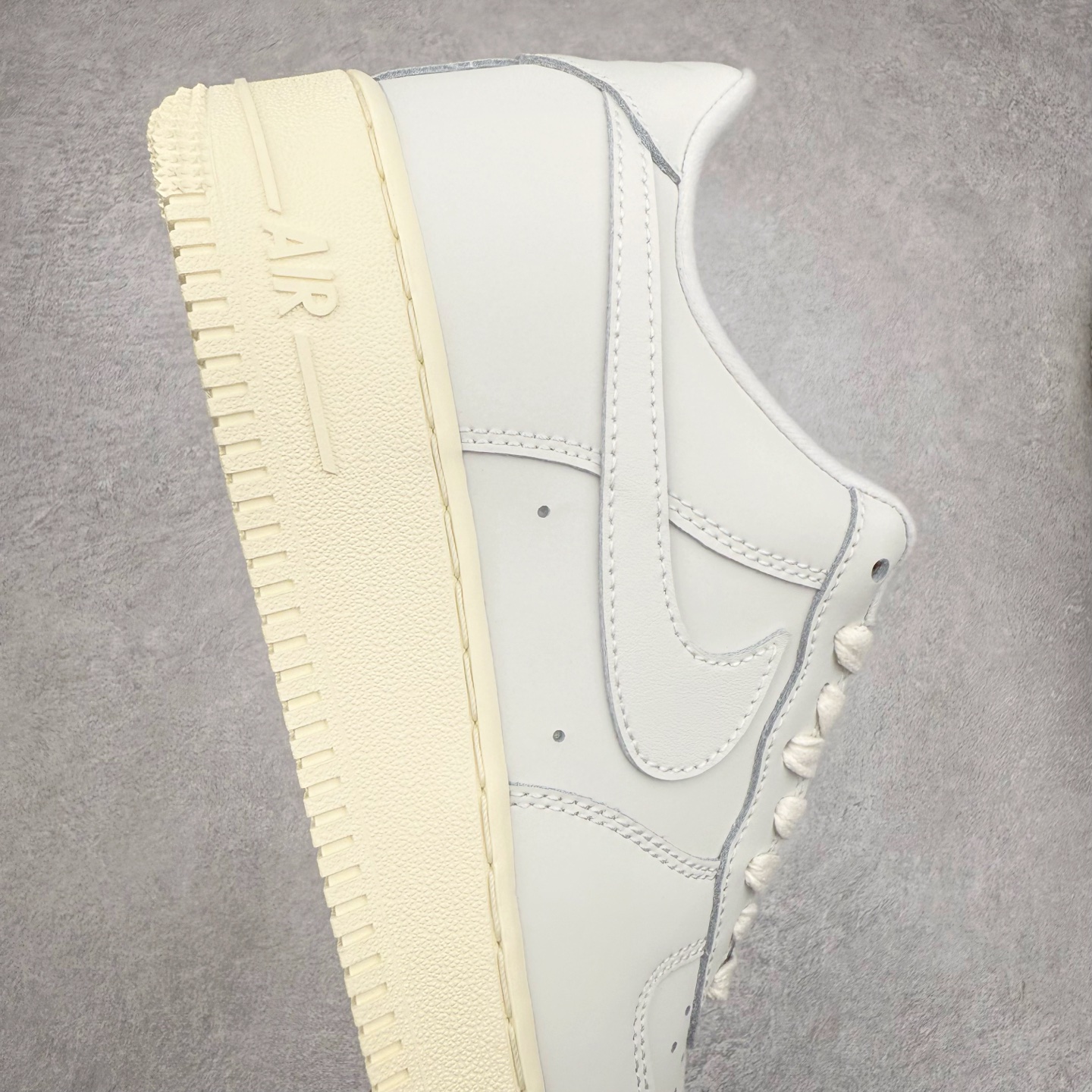 图片[6]-＃XT纯原 NK Air Force 1´07 Low 空军一号低帮百搭休闲运动板鞋 DR9503-100 顶级批次 2022全新楦头鞋型 鱼鳞大底 历时开发三个月 清洁度完美 二维码鞋标 内置芯片及solo气垫 大底高度及其弧度依照正品 钢印 logo刺绣 鞋口弧度 鞋头长度 鞋面冲孔 鞋垫背胶及钢印 完美鞋型对比正品 每一处都是细节满满 柔软、弹性十足的缓震性能和出色的中底设计 横跨复古与现代的外型结合 造就出风靡全球 三十多年的Force 1 直到今天还深受青睐 实拍调校N版已经零色差零失真 百分百还原实物色彩所见即所得 不存在货不对板色差等低级问题 选购参考实物拍摄 不混卖不参货 只用心做好货严格选品 承诺混一赔十 尺码：36 36.5 37.5 38 38.5 39 40 40.5 41 42 42.5 43 44 44.5 45-选品中心