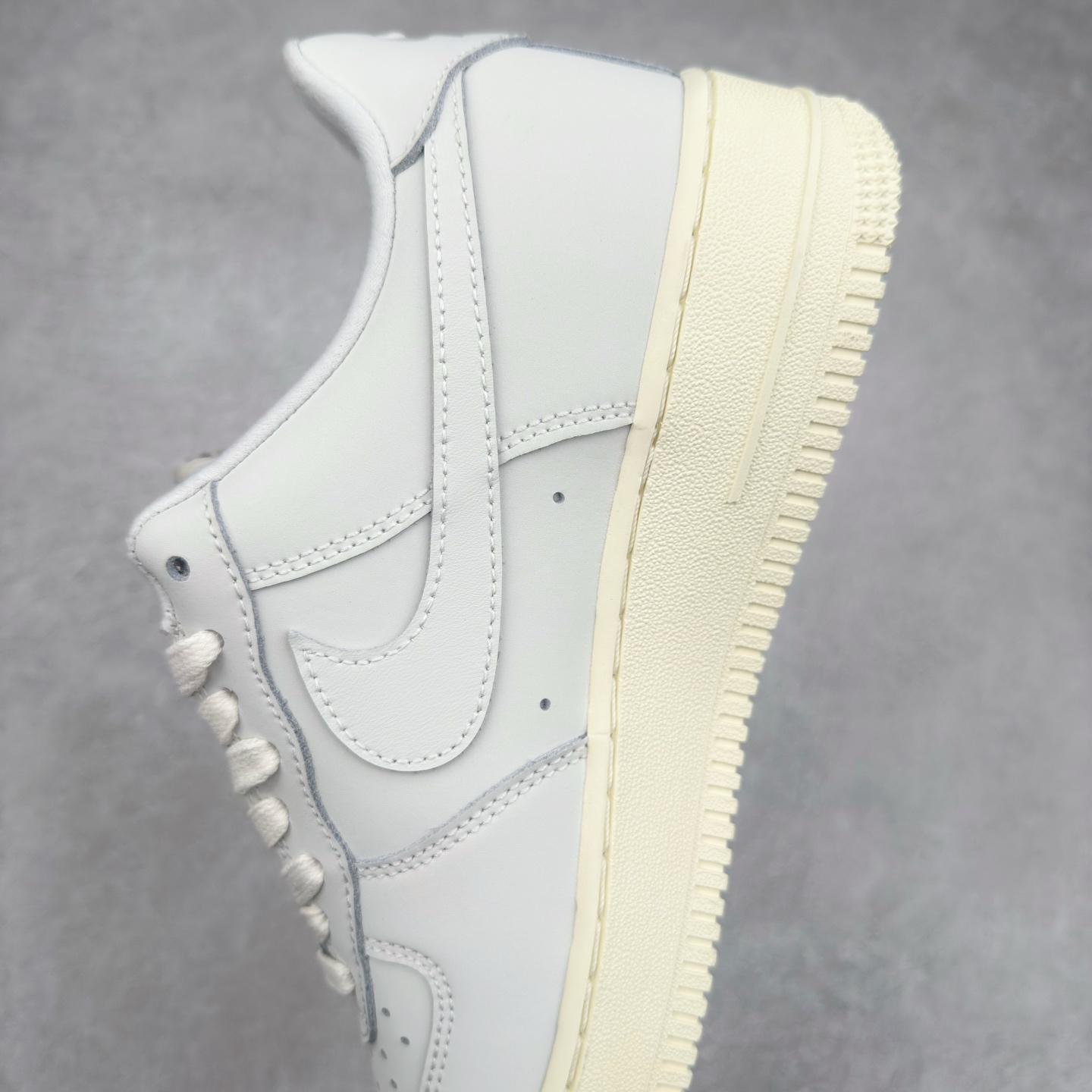 图片[7]-＃XT纯原 NK Air Force 1´07 Low 空军一号低帮百搭休闲运动板鞋 DR9503-100 顶级批次 2022全新楦头鞋型 鱼鳞大底 历时开发三个月 清洁度完美 二维码鞋标 内置芯片及solo气垫 大底高度及其弧度依照正品 钢印 logo刺绣 鞋口弧度 鞋头长度 鞋面冲孔 鞋垫背胶及钢印 完美鞋型对比正品 每一处都是细节满满 柔软、弹性十足的缓震性能和出色的中底设计 横跨复古与现代的外型结合 造就出风靡全球 三十多年的Force 1 直到今天还深受青睐 实拍调校N版已经零色差零失真 百分百还原实物色彩所见即所得 不存在货不对板色差等低级问题 选购参考实物拍摄 不混卖不参货 只用心做好货严格选品 承诺混一赔十 尺码：36 36.5 37.5 38 38.5 39 40 40.5 41 42 42.5 43 44 44.5 45-选品中心