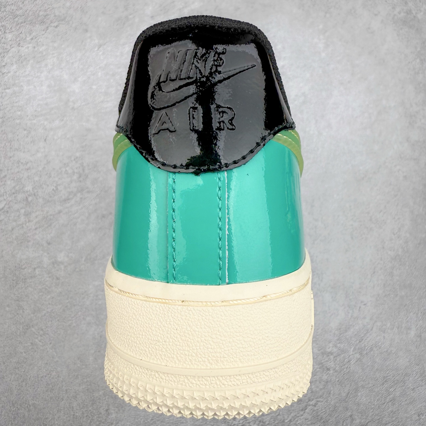 图片[8]-＃XT纯原 NK Air Force 1´07 Low 空军一号低帮百搭休闲运动板鞋 DV5255-001 顶级批次 2022全新楦头鞋型 鱼鳞大底 历时开发三个月 清洁度完美 二维码鞋标 内置芯片及solo气垫 大底高度及其弧度依照正品 钢印 logo刺绣 鞋口弧度 鞋头长度 鞋面冲孔 鞋垫背胶及钢印 完美鞋型对比正品 每一处都是细节满满 柔软、弹性十足的缓震性能和出色的中底设计 横跨复古与现代的外型结合 造就出风靡全球 三十多年的Force 1 直到今天还深受青睐 实拍调校N版已经零色差零失真 百分百还原实物色彩所见即所得 不存在货不对板色差等低级问题 选购参考实物拍摄 不混卖不参货 只用心做好货严格选品 承诺混一赔十 尺码：36 36.5 37.5 38 38.5 39 40 40.5 41 42 42.5 43 44 44.5 45-选品中心