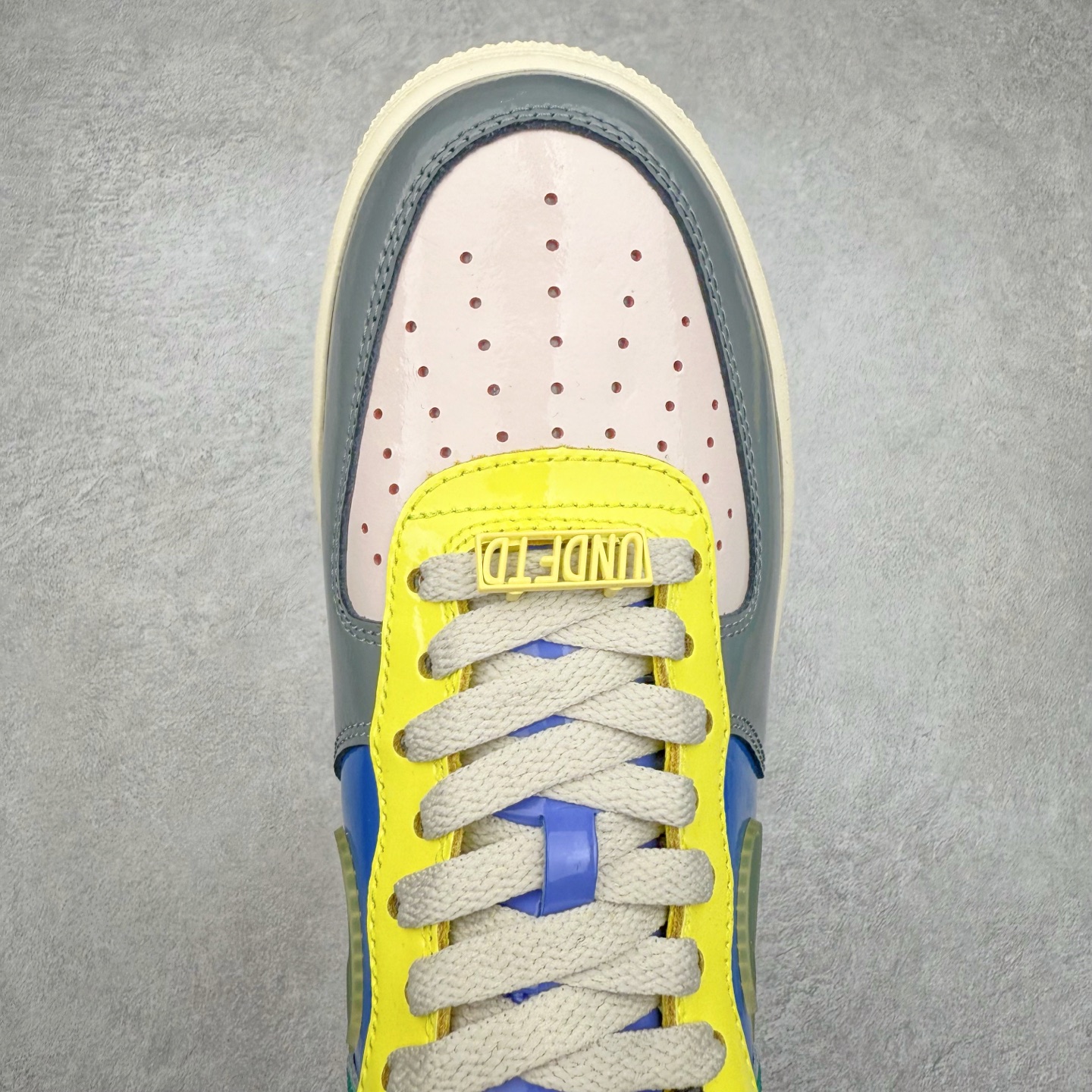 图片[4]-＃XT纯原 NK Air Force 1´07 Low 空军一号低帮百搭休闲运动板鞋 DV5255-001 顶级批次 2022全新楦头鞋型 鱼鳞大底 历时开发三个月 清洁度完美 二维码鞋标 内置芯片及solo气垫 大底高度及其弧度依照正品 钢印 logo刺绣 鞋口弧度 鞋头长度 鞋面冲孔 鞋垫背胶及钢印 完美鞋型对比正品 每一处都是细节满满 柔软、弹性十足的缓震性能和出色的中底设计 横跨复古与现代的外型结合 造就出风靡全球 三十多年的Force 1 直到今天还深受青睐 实拍调校N版已经零色差零失真 百分百还原实物色彩所见即所得 不存在货不对板色差等低级问题 选购参考实物拍摄 不混卖不参货 只用心做好货严格选品 承诺混一赔十 尺码：36 36.5 37.5 38 38.5 39 40 40.5 41 42 42.5 43 44 44.5 45-选品中心