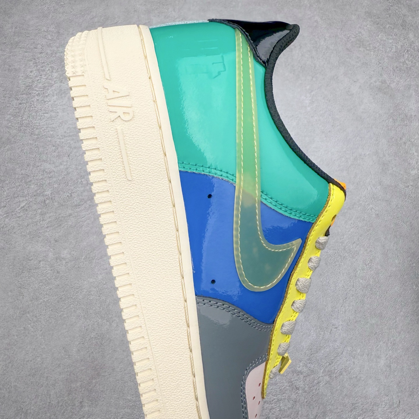 图片[6]-＃XT纯原 NK Air Force 1´07 Low 空军一号低帮百搭休闲运动板鞋 DV5255-001 顶级批次 2022全新楦头鞋型 鱼鳞大底 历时开发三个月 清洁度完美 二维码鞋标 内置芯片及solo气垫 大底高度及其弧度依照正品 钢印 logo刺绣 鞋口弧度 鞋头长度 鞋面冲孔 鞋垫背胶及钢印 完美鞋型对比正品 每一处都是细节满满 柔软、弹性十足的缓震性能和出色的中底设计 横跨复古与现代的外型结合 造就出风靡全球 三十多年的Force 1 直到今天还深受青睐 实拍调校N版已经零色差零失真 百分百还原实物色彩所见即所得 不存在货不对板色差等低级问题 选购参考实物拍摄 不混卖不参货 只用心做好货严格选品 承诺混一赔十 尺码：36 36.5 37.5 38 38.5 39 40 40.5 41 42 42.5 43 44 44.5 45-选品中心