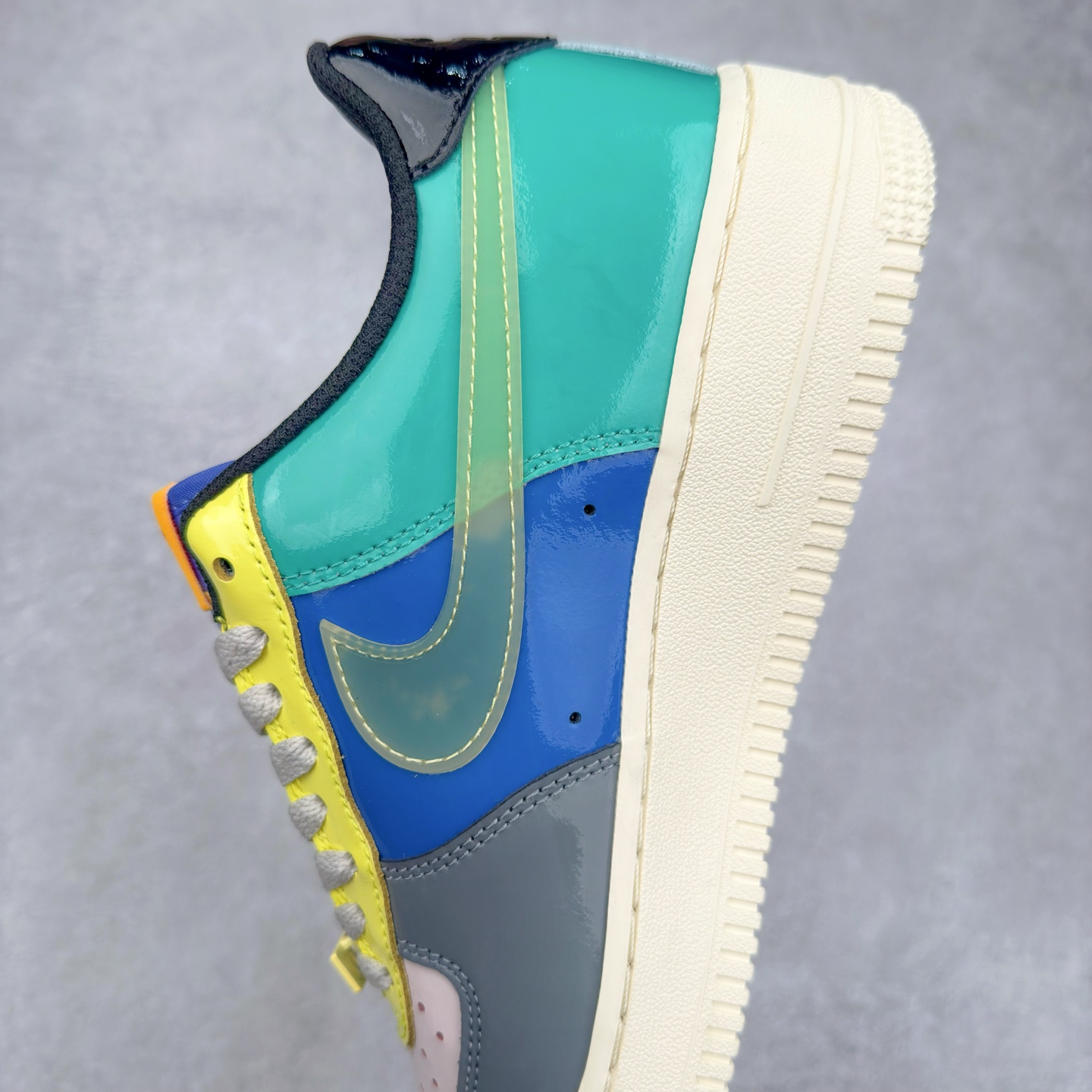 图片[7]-＃XT纯原 NK Air Force 1´07 Low 空军一号低帮百搭休闲运动板鞋 DV5255-001 顶级批次 2022全新楦头鞋型 鱼鳞大底 历时开发三个月 清洁度完美 二维码鞋标 内置芯片及solo气垫 大底高度及其弧度依照正品 钢印 logo刺绣 鞋口弧度 鞋头长度 鞋面冲孔 鞋垫背胶及钢印 完美鞋型对比正品 每一处都是细节满满 柔软、弹性十足的缓震性能和出色的中底设计 横跨复古与现代的外型结合 造就出风靡全球 三十多年的Force 1 直到今天还深受青睐 实拍调校N版已经零色差零失真 百分百还原实物色彩所见即所得 不存在货不对板色差等低级问题 选购参考实物拍摄 不混卖不参货 只用心做好货严格选品 承诺混一赔十 尺码：36 36.5 37.5 38 38.5 39 40 40.5 41 42 42.5 43 44 44.5 45-选品中心