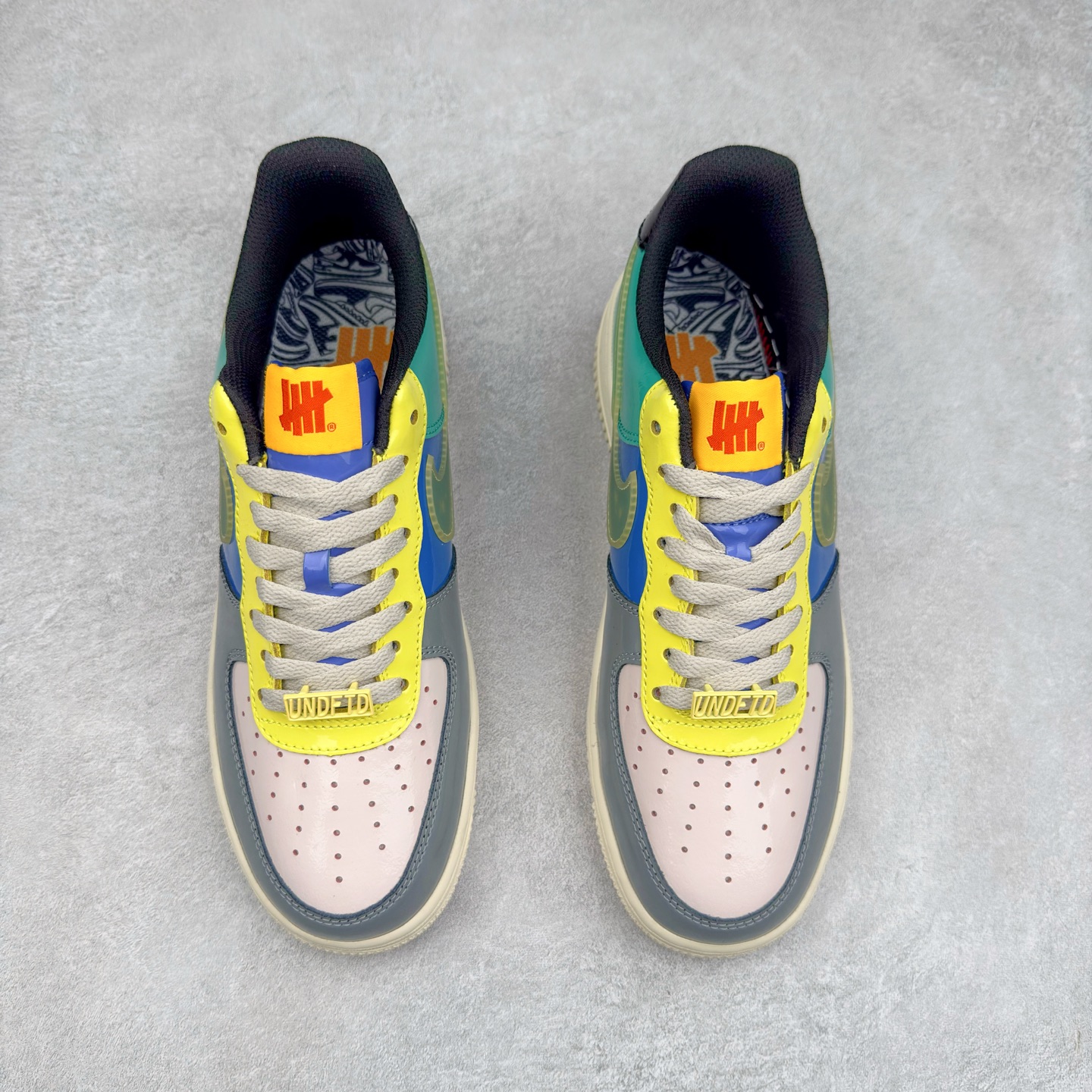 图片[2]-＃XT纯原 NK Air Force 1´07 Low 空军一号低帮百搭休闲运动板鞋 DV5255-001 顶级批次 2022全新楦头鞋型 鱼鳞大底 历时开发三个月 清洁度完美 二维码鞋标 内置芯片及solo气垫 大底高度及其弧度依照正品 钢印 logo刺绣 鞋口弧度 鞋头长度 鞋面冲孔 鞋垫背胶及钢印 完美鞋型对比正品 每一处都是细节满满 柔软、弹性十足的缓震性能和出色的中底设计 横跨复古与现代的外型结合 造就出风靡全球 三十多年的Force 1 直到今天还深受青睐 实拍调校N版已经零色差零失真 百分百还原实物色彩所见即所得 不存在货不对板色差等低级问题 选购参考实物拍摄 不混卖不参货 只用心做好货严格选品 承诺混一赔十 尺码：36 36.5 37.5 38 38.5 39 40 40.5 41 42 42.5 43 44 44.5 45-选品中心