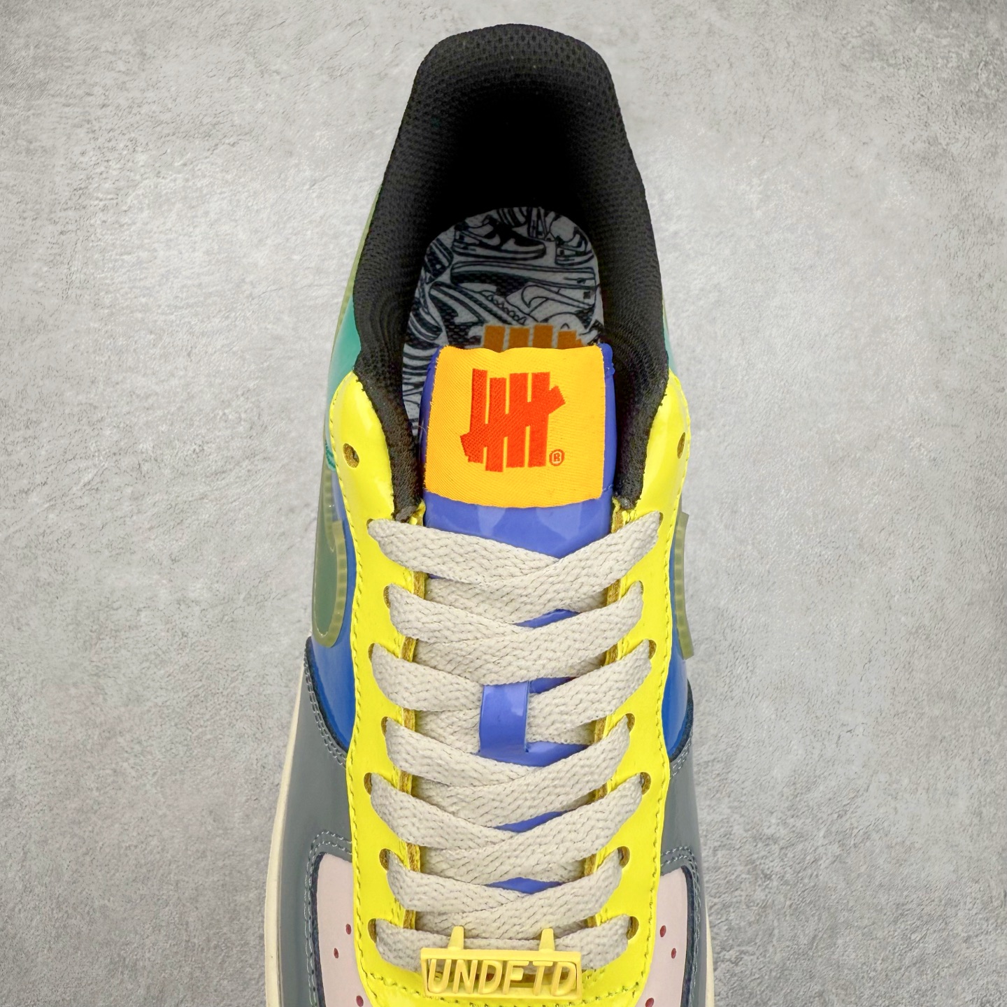 图片[5]-＃XT纯原 NK Air Force 1´07 Low 空军一号低帮百搭休闲运动板鞋 DV5255-001 顶级批次 2022全新楦头鞋型 鱼鳞大底 历时开发三个月 清洁度完美 二维码鞋标 内置芯片及solo气垫 大底高度及其弧度依照正品 钢印 logo刺绣 鞋口弧度 鞋头长度 鞋面冲孔 鞋垫背胶及钢印 完美鞋型对比正品 每一处都是细节满满 柔软、弹性十足的缓震性能和出色的中底设计 横跨复古与现代的外型结合 造就出风靡全球 三十多年的Force 1 直到今天还深受青睐 实拍调校N版已经零色差零失真 百分百还原实物色彩所见即所得 不存在货不对板色差等低级问题 选购参考实物拍摄 不混卖不参货 只用心做好货严格选品 承诺混一赔十 尺码：36 36.5 37.5 38 38.5 39 40 40.5 41 42 42.5 43 44 44.5 45-选品中心