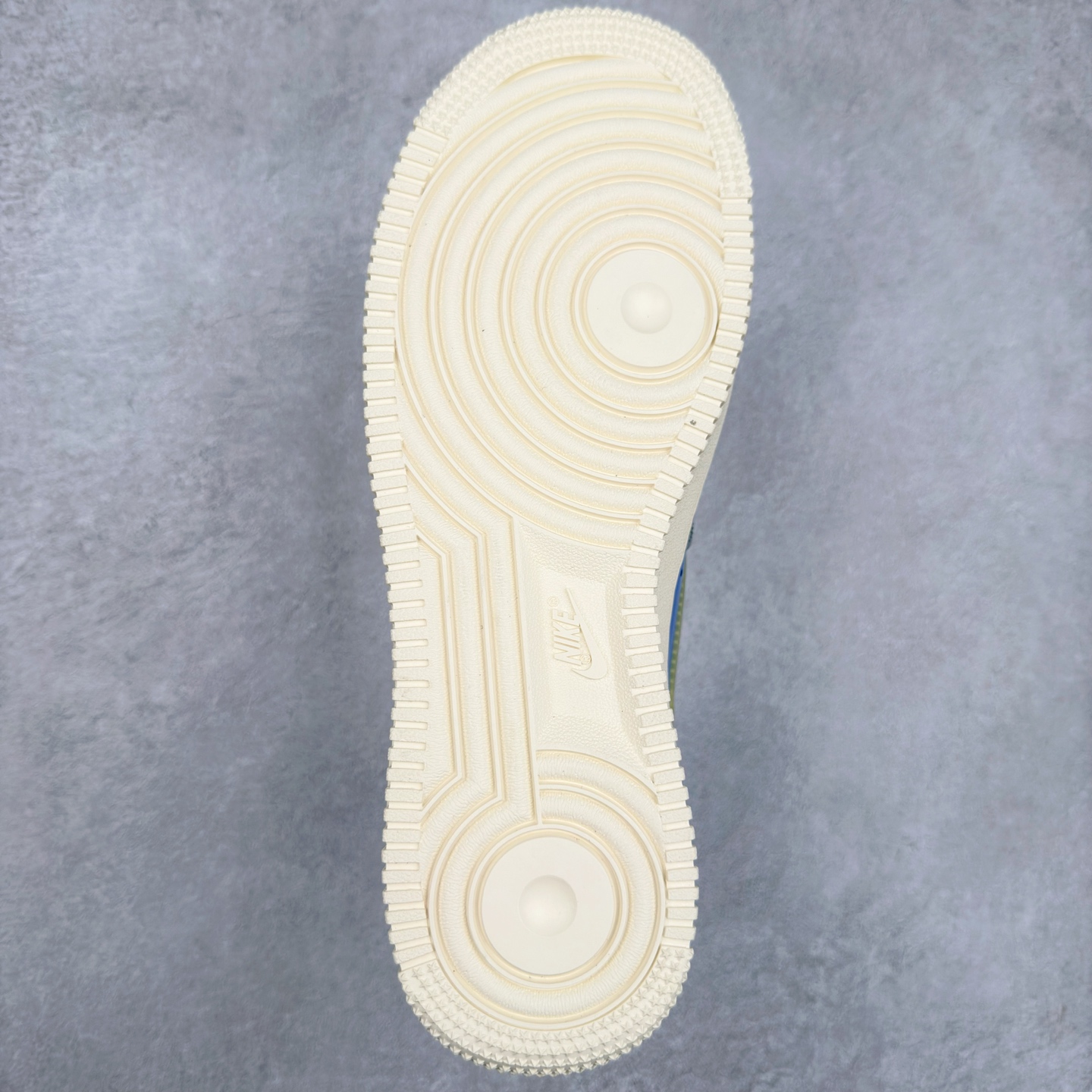 图片[9]-＃XT纯原 NK Air Force 1´07 Low 空军一号低帮百搭休闲运动板鞋 DV5255-001 顶级批次 2022全新楦头鞋型 鱼鳞大底 历时开发三个月 清洁度完美 二维码鞋标 内置芯片及solo气垫 大底高度及其弧度依照正品 钢印 logo刺绣 鞋口弧度 鞋头长度 鞋面冲孔 鞋垫背胶及钢印 完美鞋型对比正品 每一处都是细节满满 柔软、弹性十足的缓震性能和出色的中底设计 横跨复古与现代的外型结合 造就出风靡全球 三十多年的Force 1 直到今天还深受青睐 实拍调校N版已经零色差零失真 百分百还原实物色彩所见即所得 不存在货不对板色差等低级问题 选购参考实物拍摄 不混卖不参货 只用心做好货严格选品 承诺混一赔十 尺码：36 36.5 37.5 38 38.5 39 40 40.5 41 42 42.5 43 44 44.5 45-选品中心