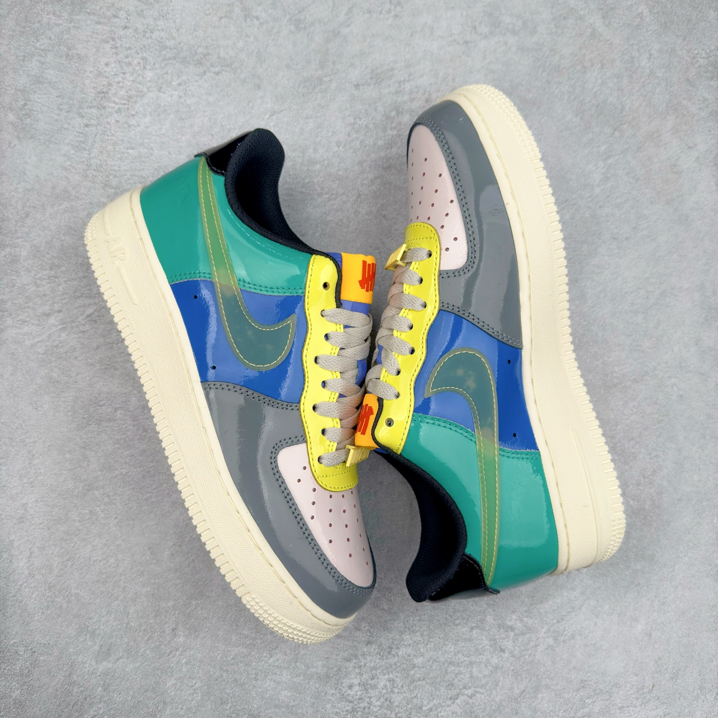 图片[3]-＃XT纯原 NK Air Force 1´07 Low 空军一号低帮百搭休闲运动板鞋 DV5255-001 顶级批次 2022全新楦头鞋型 鱼鳞大底 历时开发三个月 清洁度完美 二维码鞋标 内置芯片及solo气垫 大底高度及其弧度依照正品 钢印 logo刺绣 鞋口弧度 鞋头长度 鞋面冲孔 鞋垫背胶及钢印 完美鞋型对比正品 每一处都是细节满满 柔软、弹性十足的缓震性能和出色的中底设计 横跨复古与现代的外型结合 造就出风靡全球 三十多年的Force 1 直到今天还深受青睐 实拍调校N版已经零色差零失真 百分百还原实物色彩所见即所得 不存在货不对板色差等低级问题 选购参考实物拍摄 不混卖不参货 只用心做好货严格选品 承诺混一赔十 尺码：36 36.5 37.5 38 38.5 39 40 40.5 41 42 42.5 43 44 44.5 45-选品中心