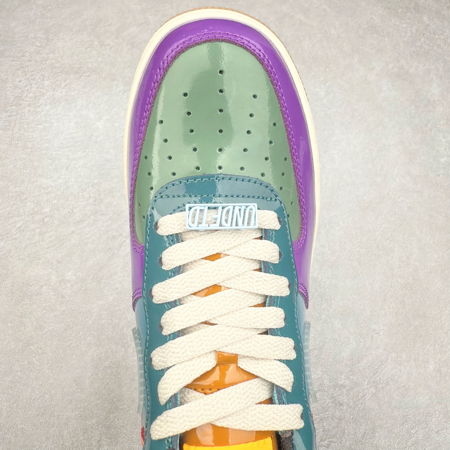 图片[4]-＃XT纯原 NK Air Force 1´07 Low 空军一号低帮百搭休闲运动板鞋 DV5255-500 顶级批次 2022全新楦头鞋型 鱼鳞大底 历时开发三个月 清洁度完美 二维码鞋标 内置芯片及solo气垫 大底高度及其弧度依照正品 钢印 logo刺绣 鞋口弧度 鞋头长度 鞋面冲孔 鞋垫背胶及钢印 完美鞋型对比正品 每一处都是细节满满 柔软、弹性十足的缓震性能和出色的中底设计 横跨复古与现代的外型结合 造就出风靡全球 三十多年的Force 1 直到今天还深受青睐 实拍调校N版已经零色差零失真 百分百还原实物色彩所见即所得 不存在货不对板色差等低级问题 选购参考实物拍摄 不混卖不参货 只用心做好货严格选品 承诺混一赔十 尺码：36 36.5 37.5 38 38.5 39 40 40.5 41 42 42.5 43 44 44.5 45-选品中心