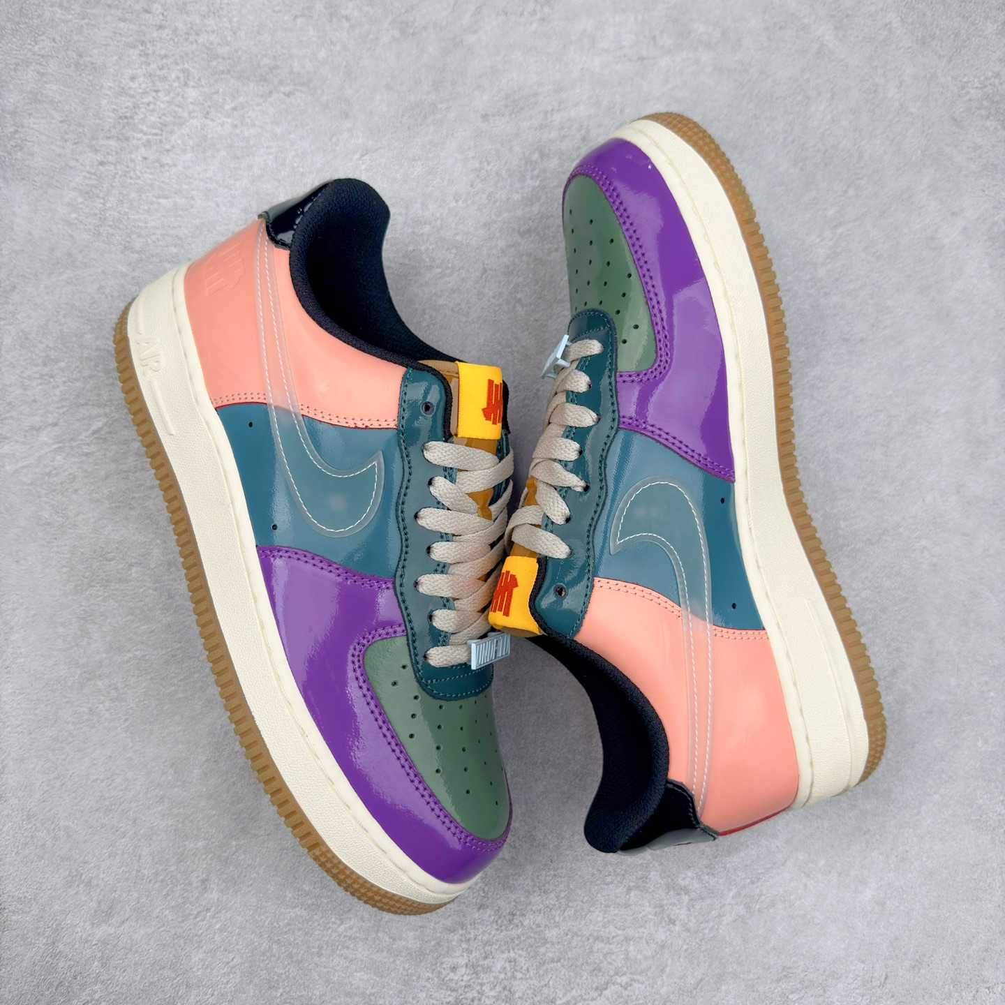 图片[3]-＃XT纯原 NK Air Force 1´07 Low 空军一号低帮百搭休闲运动板鞋 DV5255-500 顶级批次 2022全新楦头鞋型 鱼鳞大底 历时开发三个月 清洁度完美 二维码鞋标 内置芯片及solo气垫 大底高度及其弧度依照正品 钢印 logo刺绣 鞋口弧度 鞋头长度 鞋面冲孔 鞋垫背胶及钢印 完美鞋型对比正品 每一处都是细节满满 柔软、弹性十足的缓震性能和出色的中底设计 横跨复古与现代的外型结合 造就出风靡全球 三十多年的Force 1 直到今天还深受青睐 实拍调校N版已经零色差零失真 百分百还原实物色彩所见即所得 不存在货不对板色差等低级问题 选购参考实物拍摄 不混卖不参货 只用心做好货严格选品 承诺混一赔十 尺码：36 36.5 37.5 38 38.5 39 40 40.5 41 42 42.5 43 44 44.5 45-选品中心