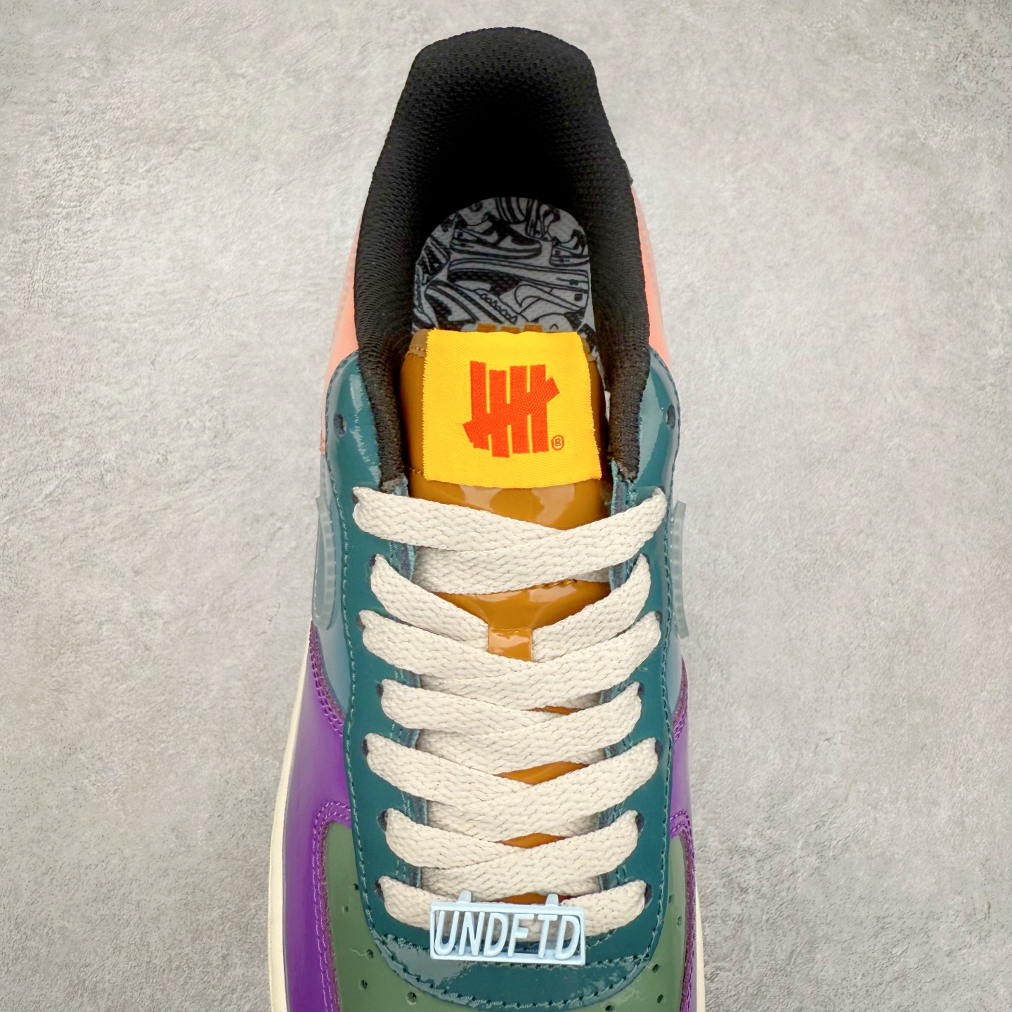 图片[5]-＃XT纯原 NK Air Force 1´07 Low 空军一号低帮百搭休闲运动板鞋 DV5255-500 顶级批次 2022全新楦头鞋型 鱼鳞大底 历时开发三个月 清洁度完美 二维码鞋标 内置芯片及solo气垫 大底高度及其弧度依照正品 钢印 logo刺绣 鞋口弧度 鞋头长度 鞋面冲孔 鞋垫背胶及钢印 完美鞋型对比正品 每一处都是细节满满 柔软、弹性十足的缓震性能和出色的中底设计 横跨复古与现代的外型结合 造就出风靡全球 三十多年的Force 1 直到今天还深受青睐 实拍调校N版已经零色差零失真 百分百还原实物色彩所见即所得 不存在货不对板色差等低级问题 选购参考实物拍摄 不混卖不参货 只用心做好货严格选品 承诺混一赔十 尺码：36 36.5 37.5 38 38.5 39 40 40.5 41 42 42.5 43 44 44.5 45-选品中心