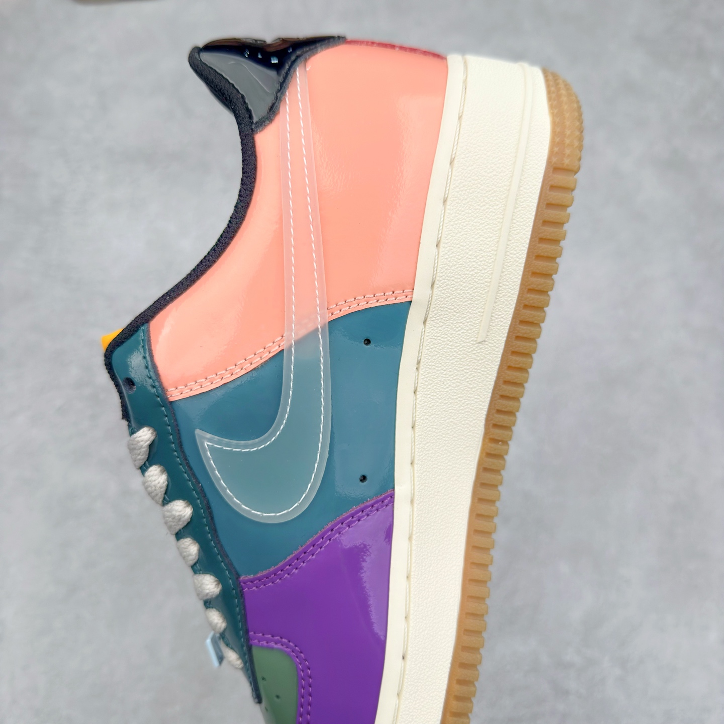 图片[7]-＃XT纯原 NK Air Force 1´07 Low 空军一号低帮百搭休闲运动板鞋 DV5255-500 顶级批次 2022全新楦头鞋型 鱼鳞大底 历时开发三个月 清洁度完美 二维码鞋标 内置芯片及solo气垫 大底高度及其弧度依照正品 钢印 logo刺绣 鞋口弧度 鞋头长度 鞋面冲孔 鞋垫背胶及钢印 完美鞋型对比正品 每一处都是细节满满 柔软、弹性十足的缓震性能和出色的中底设计 横跨复古与现代的外型结合 造就出风靡全球 三十多年的Force 1 直到今天还深受青睐 实拍调校N版已经零色差零失真 百分百还原实物色彩所见即所得 不存在货不对板色差等低级问题 选购参考实物拍摄 不混卖不参货 只用心做好货严格选品 承诺混一赔十 尺码：36 36.5 37.5 38 38.5 39 40 40.5 41 42 42.5 43 44 44.5 45-选品中心