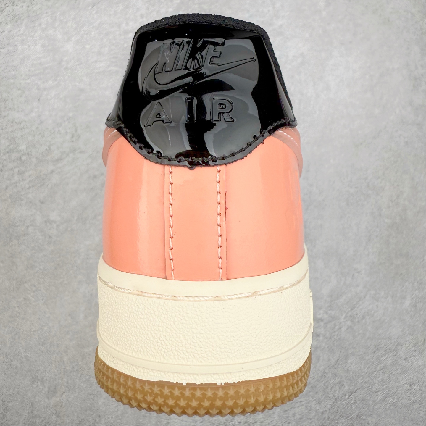 图片[9]-＃XT纯原 NK Air Force 1´07 Low 空军一号低帮百搭休闲运动板鞋 DV5255-500 顶级批次 2022全新楦头鞋型 鱼鳞大底 历时开发三个月 清洁度完美 二维码鞋标 内置芯片及solo气垫 大底高度及其弧度依照正品 钢印 logo刺绣 鞋口弧度 鞋头长度 鞋面冲孔 鞋垫背胶及钢印 完美鞋型对比正品 每一处都是细节满满 柔软、弹性十足的缓震性能和出色的中底设计 横跨复古与现代的外型结合 造就出风靡全球 三十多年的Force 1 直到今天还深受青睐 实拍调校N版已经零色差零失真 百分百还原实物色彩所见即所得 不存在货不对板色差等低级问题 选购参考实物拍摄 不混卖不参货 只用心做好货严格选品 承诺混一赔十 尺码：36 36.5 37.5 38 38.5 39 40 40.5 41 42 42.5 43 44 44.5 45-选品中心