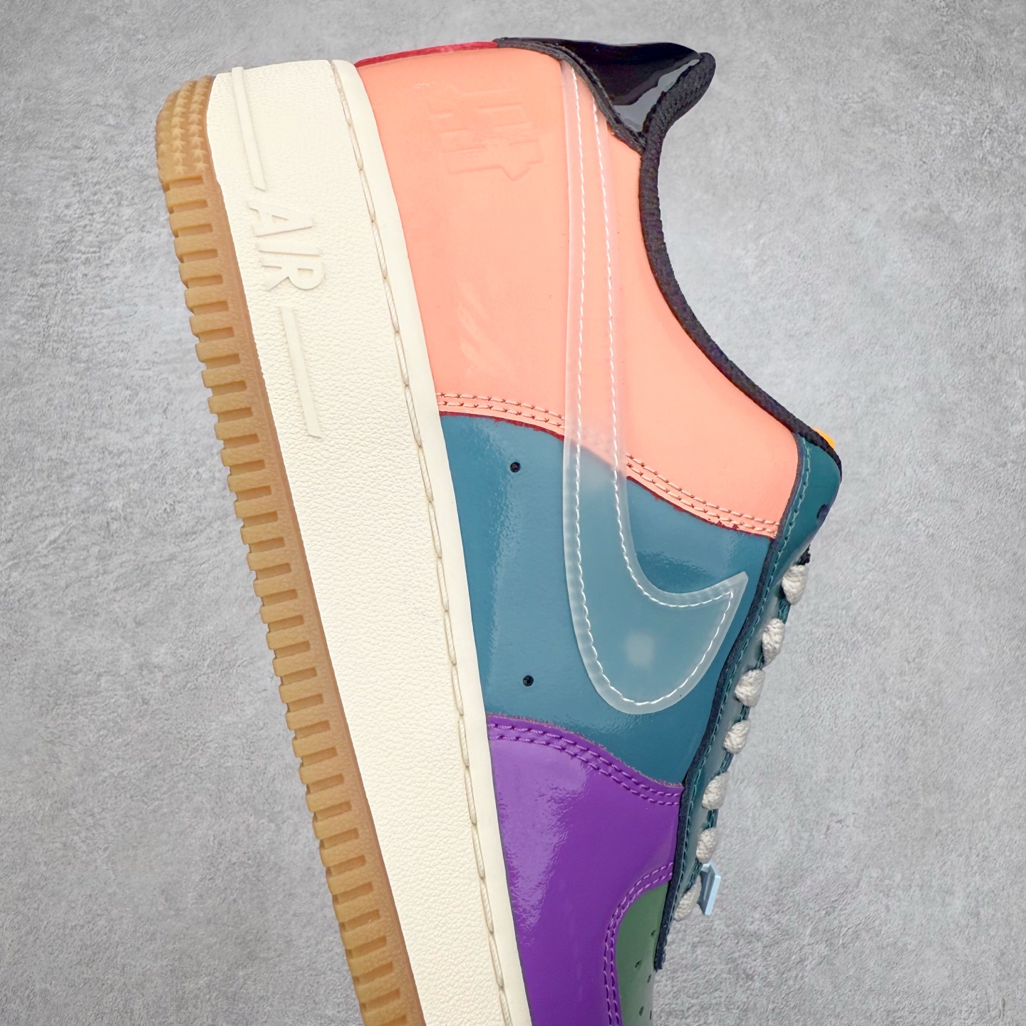 图片[6]-＃XT纯原 NK Air Force 1´07 Low 空军一号低帮百搭休闲运动板鞋 DV5255-500 顶级批次 2022全新楦头鞋型 鱼鳞大底 历时开发三个月 清洁度完美 二维码鞋标 内置芯片及solo气垫 大底高度及其弧度依照正品 钢印 logo刺绣 鞋口弧度 鞋头长度 鞋面冲孔 鞋垫背胶及钢印 完美鞋型对比正品 每一处都是细节满满 柔软、弹性十足的缓震性能和出色的中底设计 横跨复古与现代的外型结合 造就出风靡全球 三十多年的Force 1 直到今天还深受青睐 实拍调校N版已经零色差零失真 百分百还原实物色彩所见即所得 不存在货不对板色差等低级问题 选购参考实物拍摄 不混卖不参货 只用心做好货严格选品 承诺混一赔十 尺码：36 36.5 37.5 38 38.5 39 40 40.5 41 42 42.5 43 44 44.5 45-选品中心