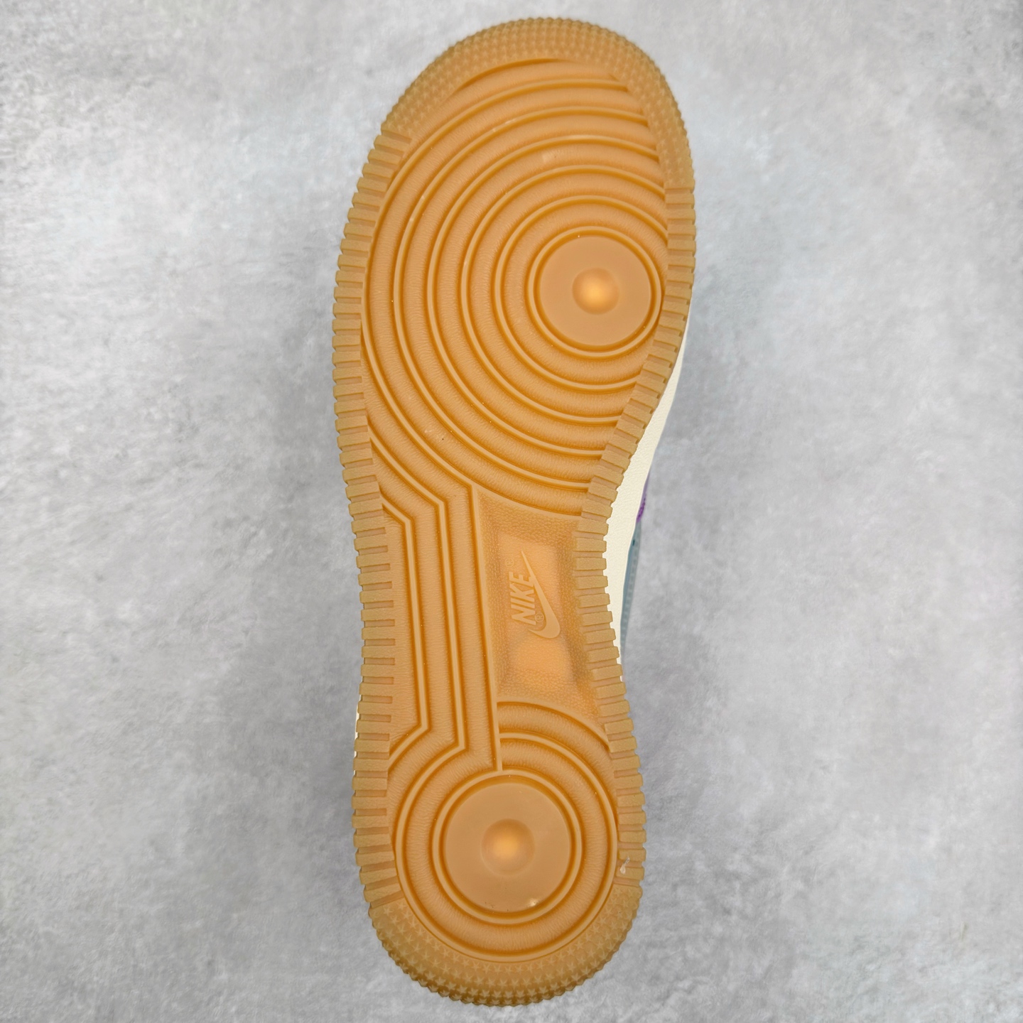 图片[8]-＃XT纯原 NK Air Force 1´07 Low 空军一号低帮百搭休闲运动板鞋 DV5255-500 顶级批次 2022全新楦头鞋型 鱼鳞大底 历时开发三个月 清洁度完美 二维码鞋标 内置芯片及solo气垫 大底高度及其弧度依照正品 钢印 logo刺绣 鞋口弧度 鞋头长度 鞋面冲孔 鞋垫背胶及钢印 完美鞋型对比正品 每一处都是细节满满 柔软、弹性十足的缓震性能和出色的中底设计 横跨复古与现代的外型结合 造就出风靡全球 三十多年的Force 1 直到今天还深受青睐 实拍调校N版已经零色差零失真 百分百还原实物色彩所见即所得 不存在货不对板色差等低级问题 选购参考实物拍摄 不混卖不参货 只用心做好货严格选品 承诺混一赔十 尺码：36 36.5 37.5 38 38.5 39 40 40.5 41 42 42.5 43 44 44.5 45-选品中心