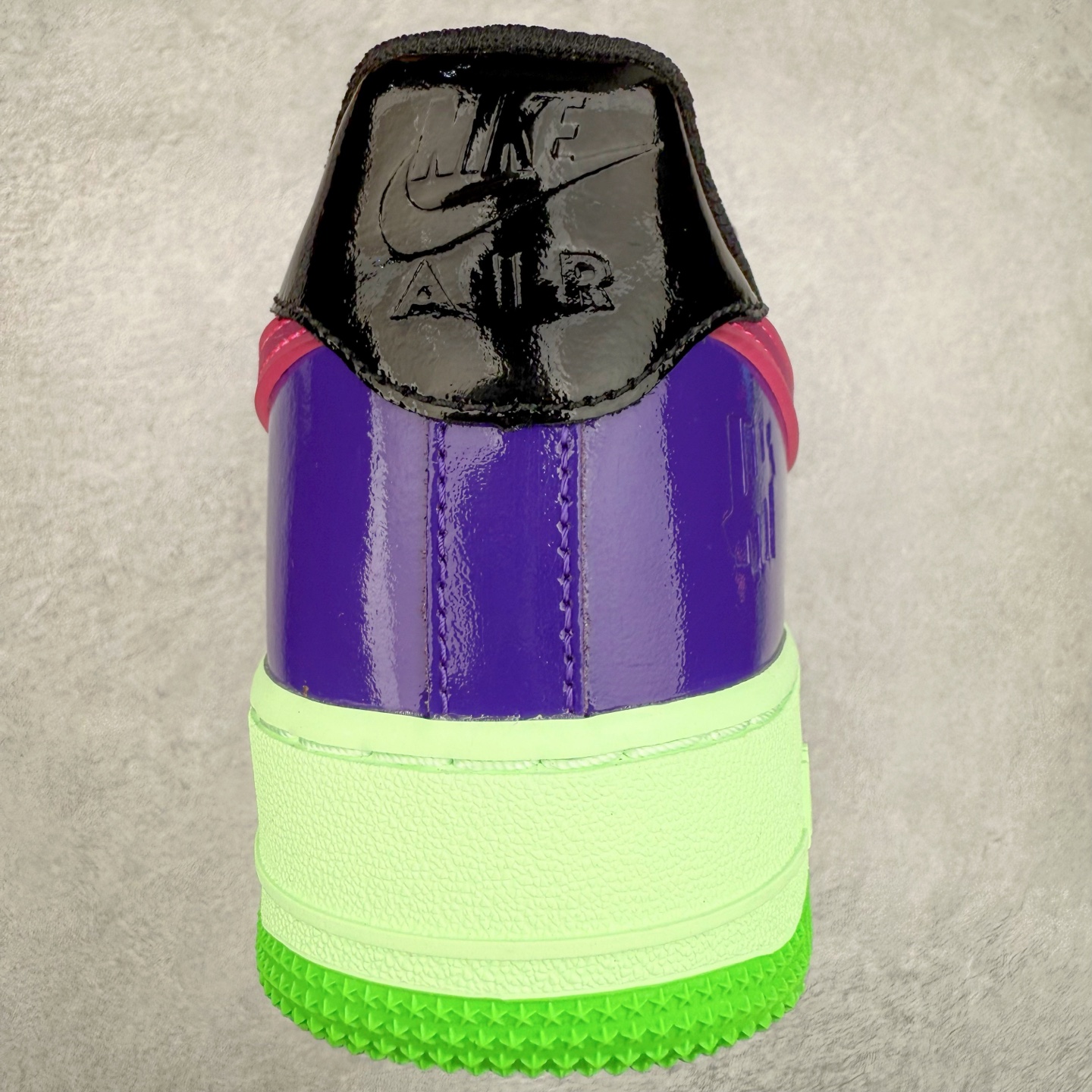 图片[8]-＃XT纯原 NK Air Force 1´07 Low 空军一号低帮百搭休闲运动板鞋 DV5255-200 顶级批次 2022全新楦头鞋型 鱼鳞大底 历时开发三个月 清洁度完美 二维码鞋标 内置芯片及solo气垫 大底高度及其弧度依照正品 钢印 logo刺绣 鞋口弧度 鞋头长度 鞋面冲孔 鞋垫背胶及钢印 完美鞋型对比正品 每一处都是细节满满 柔软、弹性十足的缓震性能和出色的中底设计 横跨复古与现代的外型结合 造就出风靡全球 三十多年的Force 1 直到今天还深受青睐 实拍调校N版已经零色差零失真 百分百还原实物色彩所见即所得 不存在货不对板色差等低级问题 选购参考实物拍摄 不混卖不参货 只用心做好货严格选品 承诺混一赔十 尺码：36 36.5 37.5 38 38.5 39 40 40.5 41 42 42.5 43 44 44.5 45-选品中心