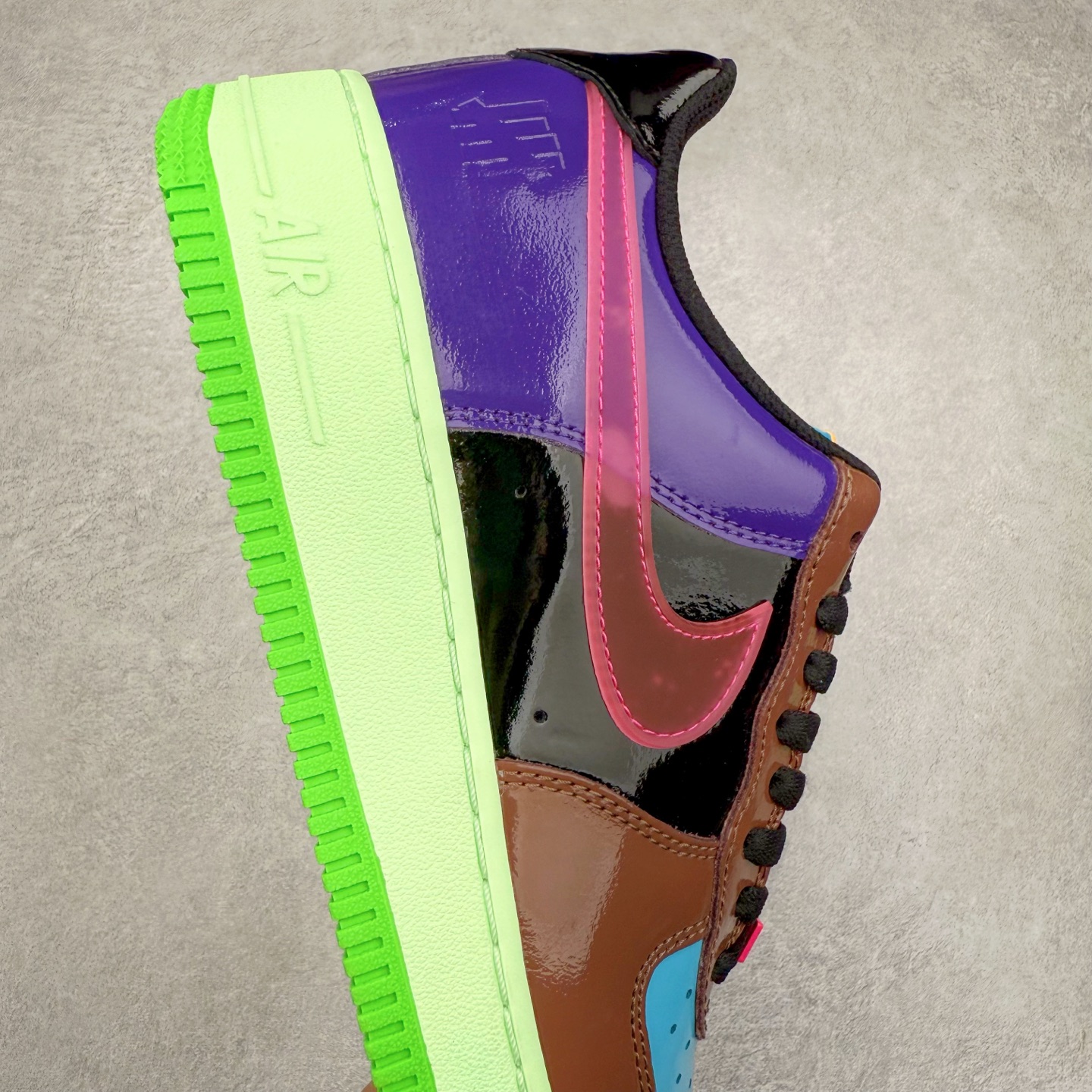 图片[6]-＃XT纯原 NK Air Force 1´07 Low 空军一号低帮百搭休闲运动板鞋 DV5255-200 顶级批次 2022全新楦头鞋型 鱼鳞大底 历时开发三个月 清洁度完美 二维码鞋标 内置芯片及solo气垫 大底高度及其弧度依照正品 钢印 logo刺绣 鞋口弧度 鞋头长度 鞋面冲孔 鞋垫背胶及钢印 完美鞋型对比正品 每一处都是细节满满 柔软、弹性十足的缓震性能和出色的中底设计 横跨复古与现代的外型结合 造就出风靡全球 三十多年的Force 1 直到今天还深受青睐 实拍调校N版已经零色差零失真 百分百还原实物色彩所见即所得 不存在货不对板色差等低级问题 选购参考实物拍摄 不混卖不参货 只用心做好货严格选品 承诺混一赔十 尺码：36 36.5 37.5 38 38.5 39 40 40.5 41 42 42.5 43 44 44.5 45-选品中心