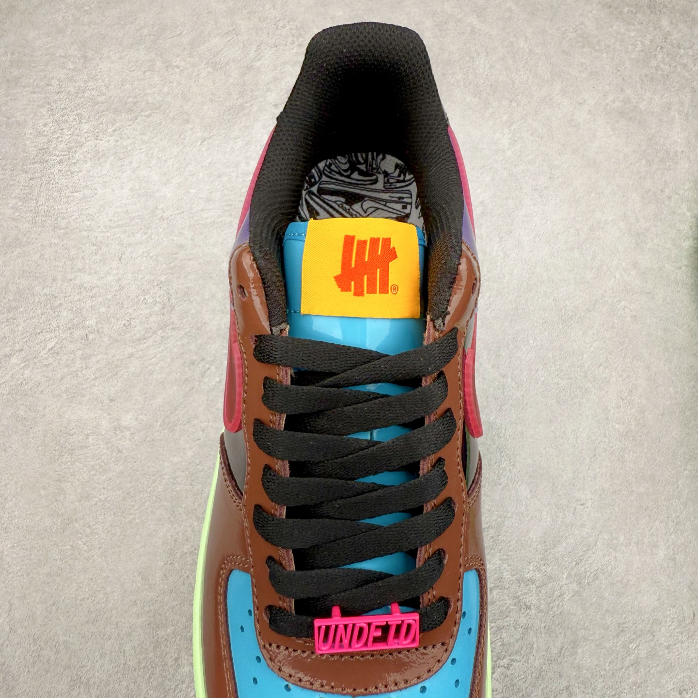 图片[5]-＃XT纯原 NK Air Force 1´07 Low 空军一号低帮百搭休闲运动板鞋 DV5255-200 顶级批次 2022全新楦头鞋型 鱼鳞大底 历时开发三个月 清洁度完美 二维码鞋标 内置芯片及solo气垫 大底高度及其弧度依照正品 钢印 logo刺绣 鞋口弧度 鞋头长度 鞋面冲孔 鞋垫背胶及钢印 完美鞋型对比正品 每一处都是细节满满 柔软、弹性十足的缓震性能和出色的中底设计 横跨复古与现代的外型结合 造就出风靡全球 三十多年的Force 1 直到今天还深受青睐 实拍调校N版已经零色差零失真 百分百还原实物色彩所见即所得 不存在货不对板色差等低级问题 选购参考实物拍摄 不混卖不参货 只用心做好货严格选品 承诺混一赔十 尺码：36 36.5 37.5 38 38.5 39 40 40.5 41 42 42.5 43 44 44.5 45-选品中心