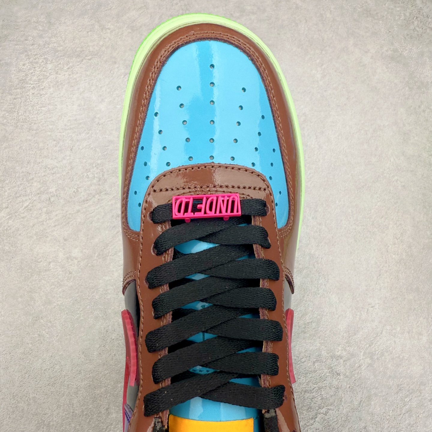 图片[4]-＃XT纯原 NK Air Force 1´07 Low 空军一号低帮百搭休闲运动板鞋 DV5255-200 顶级批次 2022全新楦头鞋型 鱼鳞大底 历时开发三个月 清洁度完美 二维码鞋标 内置芯片及solo气垫 大底高度及其弧度依照正品 钢印 logo刺绣 鞋口弧度 鞋头长度 鞋面冲孔 鞋垫背胶及钢印 完美鞋型对比正品 每一处都是细节满满 柔软、弹性十足的缓震性能和出色的中底设计 横跨复古与现代的外型结合 造就出风靡全球 三十多年的Force 1 直到今天还深受青睐 实拍调校N版已经零色差零失真 百分百还原实物色彩所见即所得 不存在货不对板色差等低级问题 选购参考实物拍摄 不混卖不参货 只用心做好货严格选品 承诺混一赔十 尺码：36 36.5 37.5 38 38.5 39 40 40.5 41 42 42.5 43 44 44.5 45-选品中心