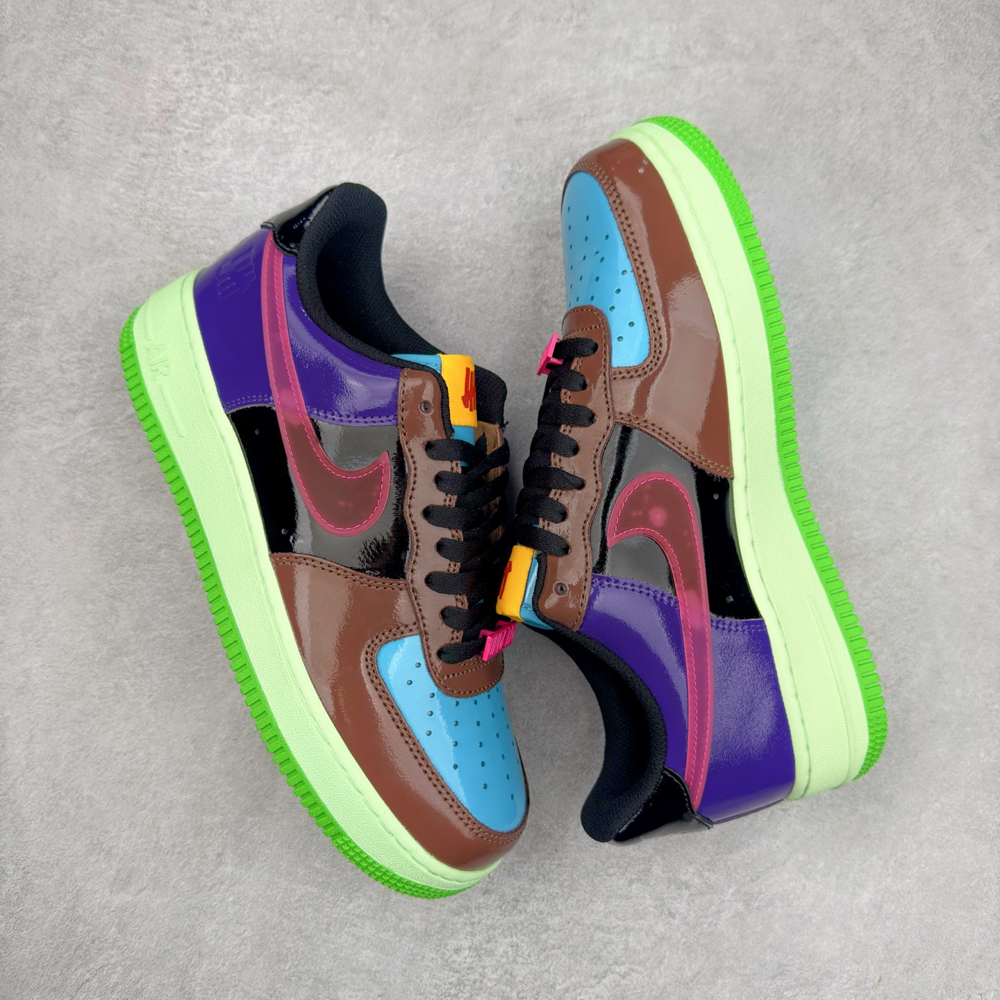 图片[3]-＃XT纯原 NK Air Force 1´07 Low 空军一号低帮百搭休闲运动板鞋 DV5255-200 顶级批次 2022全新楦头鞋型 鱼鳞大底 历时开发三个月 清洁度完美 二维码鞋标 内置芯片及solo气垫 大底高度及其弧度依照正品 钢印 logo刺绣 鞋口弧度 鞋头长度 鞋面冲孔 鞋垫背胶及钢印 完美鞋型对比正品 每一处都是细节满满 柔软、弹性十足的缓震性能和出色的中底设计 横跨复古与现代的外型结合 造就出风靡全球 三十多年的Force 1 直到今天还深受青睐 实拍调校N版已经零色差零失真 百分百还原实物色彩所见即所得 不存在货不对板色差等低级问题 选购参考实物拍摄 不混卖不参货 只用心做好货严格选品 承诺混一赔十 尺码：36 36.5 37.5 38 38.5 39 40 40.5 41 42 42.5 43 44 44.5 45-选品中心