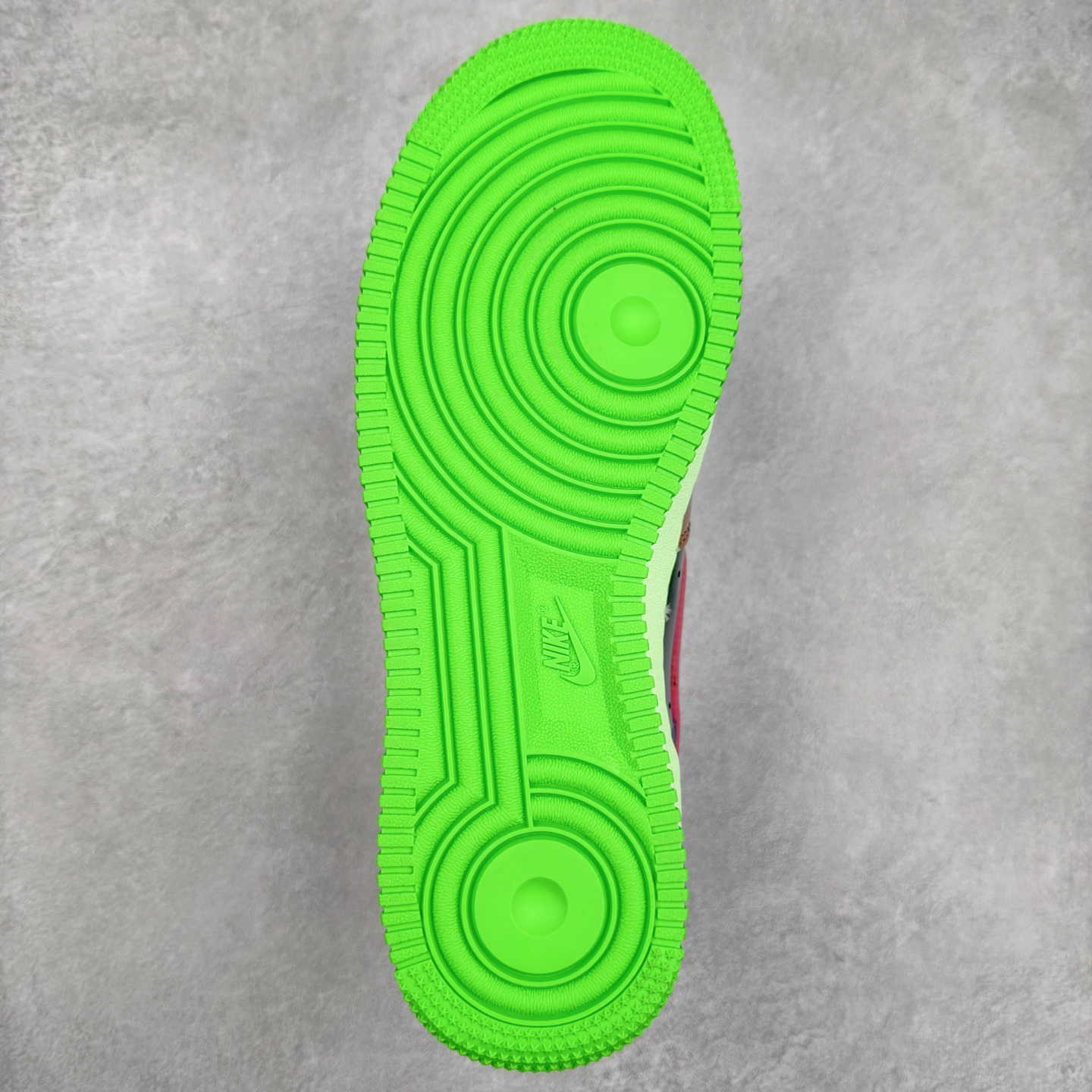 图片[9]-＃XT纯原 NK Air Force 1´07 Low 空军一号低帮百搭休闲运动板鞋 DV5255-200 顶级批次 2022全新楦头鞋型 鱼鳞大底 历时开发三个月 清洁度完美 二维码鞋标 内置芯片及solo气垫 大底高度及其弧度依照正品 钢印 logo刺绣 鞋口弧度 鞋头长度 鞋面冲孔 鞋垫背胶及钢印 完美鞋型对比正品 每一处都是细节满满 柔软、弹性十足的缓震性能和出色的中底设计 横跨复古与现代的外型结合 造就出风靡全球 三十多年的Force 1 直到今天还深受青睐 实拍调校N版已经零色差零失真 百分百还原实物色彩所见即所得 不存在货不对板色差等低级问题 选购参考实物拍摄 不混卖不参货 只用心做好货严格选品 承诺混一赔十 尺码：36 36.5 37.5 38 38.5 39 40 40.5 41 42 42.5 43 44 44.5 45-选品中心