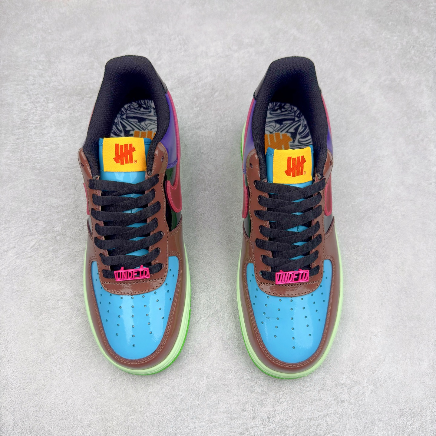 图片[2]-＃XT纯原 NK Air Force 1´07 Low 空军一号低帮百搭休闲运动板鞋 DV5255-200 顶级批次 2022全新楦头鞋型 鱼鳞大底 历时开发三个月 清洁度完美 二维码鞋标 内置芯片及solo气垫 大底高度及其弧度依照正品 钢印 logo刺绣 鞋口弧度 鞋头长度 鞋面冲孔 鞋垫背胶及钢印 完美鞋型对比正品 每一处都是细节满满 柔软、弹性十足的缓震性能和出色的中底设计 横跨复古与现代的外型结合 造就出风靡全球 三十多年的Force 1 直到今天还深受青睐 实拍调校N版已经零色差零失真 百分百还原实物色彩所见即所得 不存在货不对板色差等低级问题 选购参考实物拍摄 不混卖不参货 只用心做好货严格选品 承诺混一赔十 尺码：36 36.5 37.5 38 38.5 39 40 40.5 41 42 42.5 43 44 44.5 45-选品中心