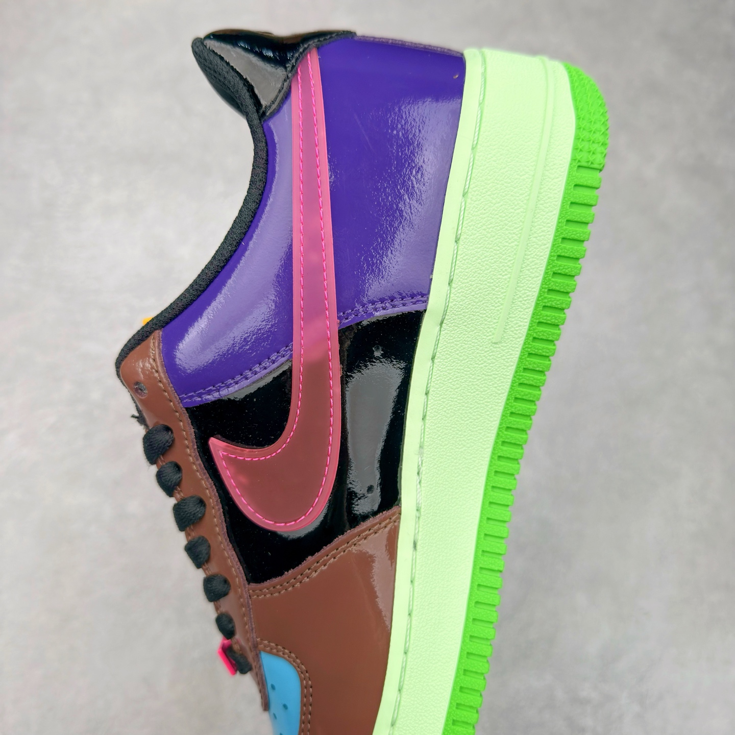 图片[7]-＃XT纯原 NK Air Force 1´07 Low 空军一号低帮百搭休闲运动板鞋 DV5255-200 顶级批次 2022全新楦头鞋型 鱼鳞大底 历时开发三个月 清洁度完美 二维码鞋标 内置芯片及solo气垫 大底高度及其弧度依照正品 钢印 logo刺绣 鞋口弧度 鞋头长度 鞋面冲孔 鞋垫背胶及钢印 完美鞋型对比正品 每一处都是细节满满 柔软、弹性十足的缓震性能和出色的中底设计 横跨复古与现代的外型结合 造就出风靡全球 三十多年的Force 1 直到今天还深受青睐 实拍调校N版已经零色差零失真 百分百还原实物色彩所见即所得 不存在货不对板色差等低级问题 选购参考实物拍摄 不混卖不参货 只用心做好货严格选品 承诺混一赔十 尺码：36 36.5 37.5 38 38.5 39 40 40.5 41 42 42.5 43 44 44.5 45-选品中心