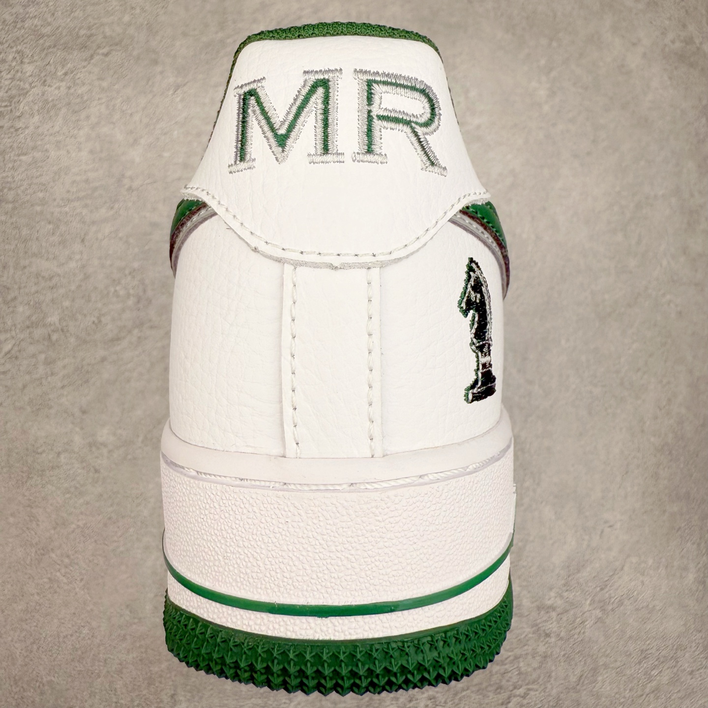 图片[8]-＃XT纯原 NK Air Force 1´07 Low 空军一号低帮百搭休闲运动板鞋 FB9128-100 顶级批次 2022全新楦头鞋型 鱼鳞大底 历时开发三个月 清洁度完美 二维码鞋标 内置芯片及solo气垫 大底高度及其弧度依照正品 钢印 logo刺绣 鞋口弧度 鞋头长度 鞋面冲孔 鞋垫背胶及钢印 完美鞋型对比正品 每一处都是细节满满 柔软、弹性十足的缓震性能和出色的中底设计 横跨复古与现代的外型结合 造就出风靡全球 三十多年的Force 1 直到今天还深受青睐 实拍调校N版已经零色差零失真 百分百还原实物色彩所见即所得 不存在货不对板色差等低级问题 选购参考实物拍摄 不混卖不参货 只用心做好货严格选品 承诺混一赔十 尺码：36 36.5 37.5 38 38.5 39 40 40.5 41 42 42.5 43 44 44.5 45-选品中心