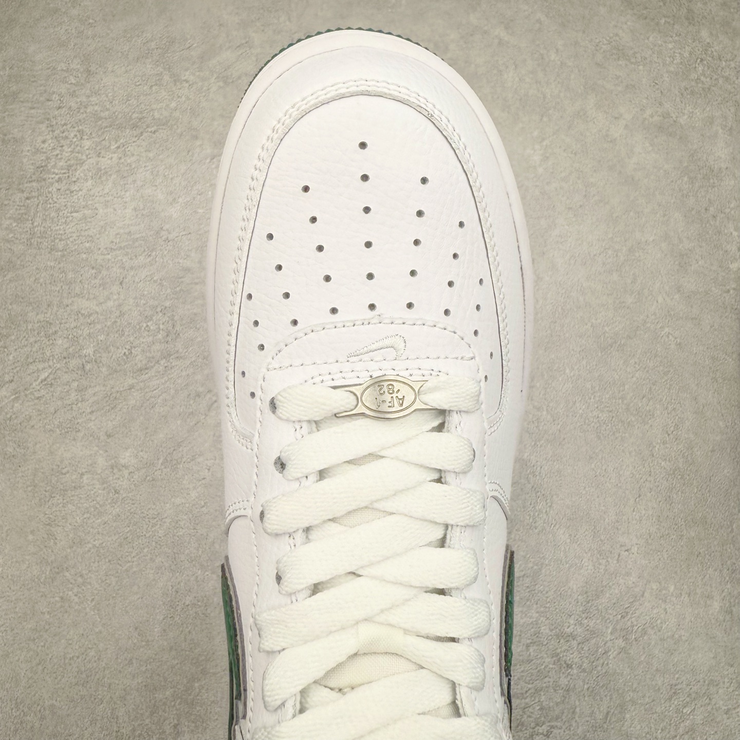 图片[4]-＃XT纯原 NK Air Force 1´07 Low 空军一号低帮百搭休闲运动板鞋 FB9128-100 顶级批次 2022全新楦头鞋型 鱼鳞大底 历时开发三个月 清洁度完美 二维码鞋标 内置芯片及solo气垫 大底高度及其弧度依照正品 钢印 logo刺绣 鞋口弧度 鞋头长度 鞋面冲孔 鞋垫背胶及钢印 完美鞋型对比正品 每一处都是细节满满 柔软、弹性十足的缓震性能和出色的中底设计 横跨复古与现代的外型结合 造就出风靡全球 三十多年的Force 1 直到今天还深受青睐 实拍调校N版已经零色差零失真 百分百还原实物色彩所见即所得 不存在货不对板色差等低级问题 选购参考实物拍摄 不混卖不参货 只用心做好货严格选品 承诺混一赔十 尺码：36 36.5 37.5 38 38.5 39 40 40.5 41 42 42.5 43 44 44.5 45-选品中心