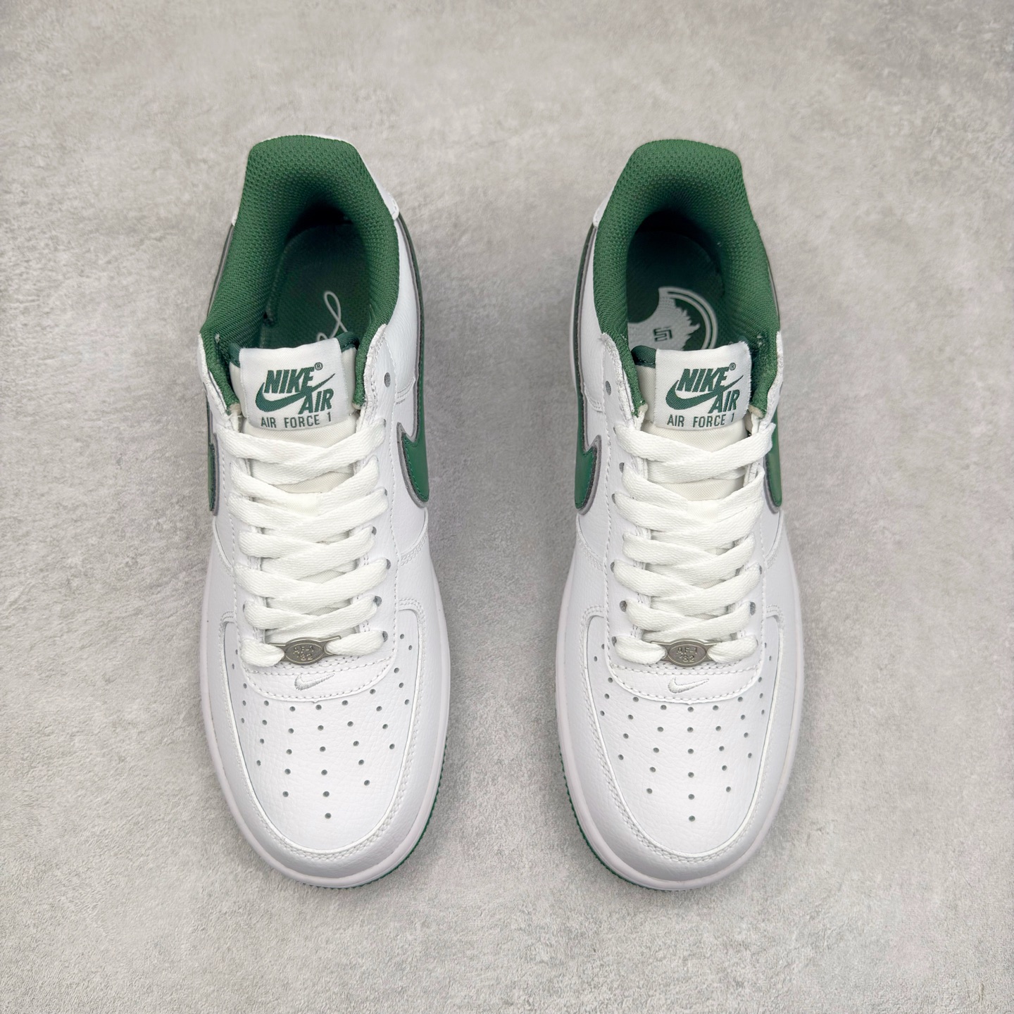 图片[2]-＃XT纯原 NK Air Force 1´07 Low 空军一号低帮百搭休闲运动板鞋 FB9128-100 顶级批次 2022全新楦头鞋型 鱼鳞大底 历时开发三个月 清洁度完美 二维码鞋标 内置芯片及solo气垫 大底高度及其弧度依照正品 钢印 logo刺绣 鞋口弧度 鞋头长度 鞋面冲孔 鞋垫背胶及钢印 完美鞋型对比正品 每一处都是细节满满 柔软、弹性十足的缓震性能和出色的中底设计 横跨复古与现代的外型结合 造就出风靡全球 三十多年的Force 1 直到今天还深受青睐 实拍调校N版已经零色差零失真 百分百还原实物色彩所见即所得 不存在货不对板色差等低级问题 选购参考实物拍摄 不混卖不参货 只用心做好货严格选品 承诺混一赔十 尺码：36 36.5 37.5 38 38.5 39 40 40.5 41 42 42.5 43 44 44.5 45-选品中心