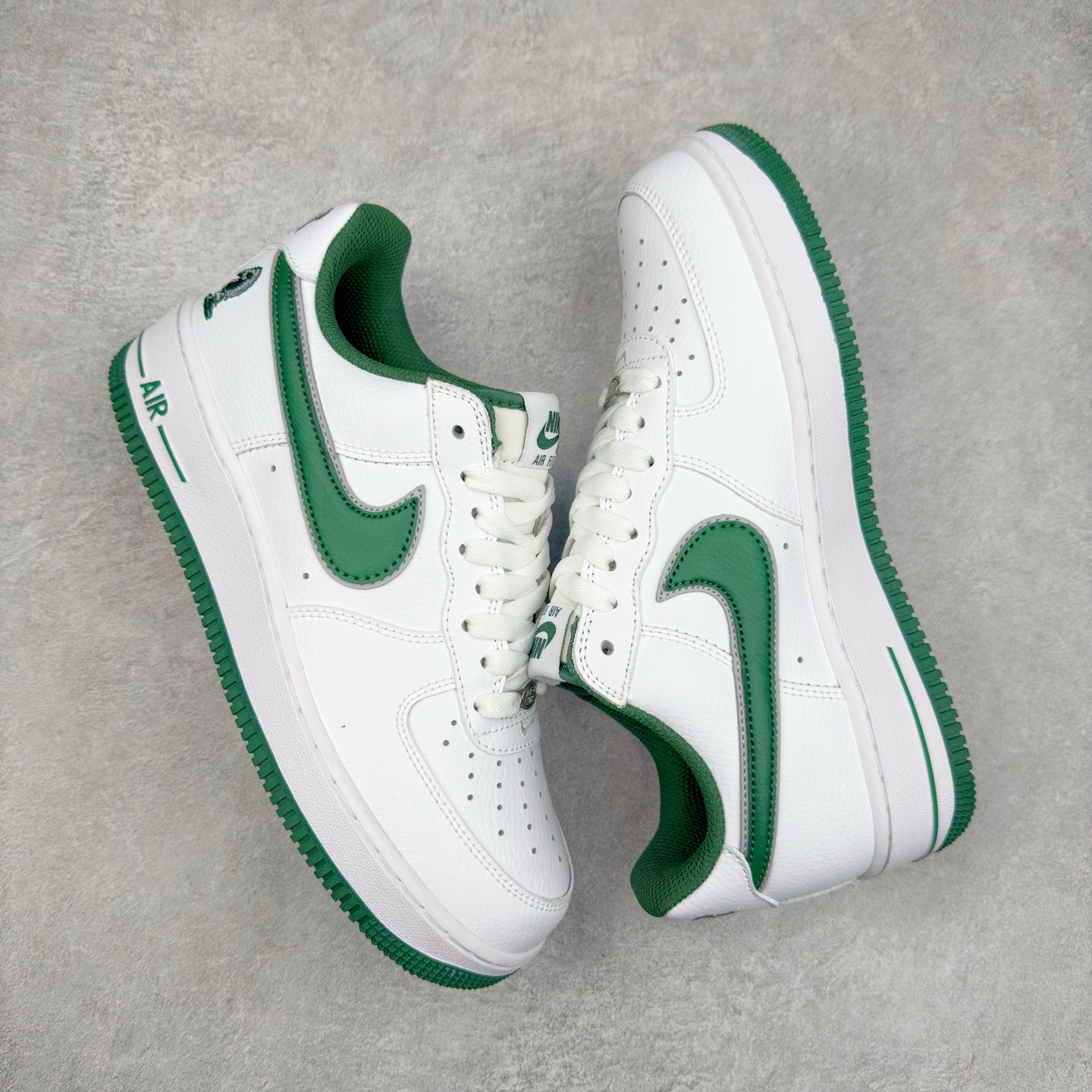 图片[3]-＃XT纯原 NK Air Force 1´07 Low 空军一号低帮百搭休闲运动板鞋 FB9128-100 顶级批次 2022全新楦头鞋型 鱼鳞大底 历时开发三个月 清洁度完美 二维码鞋标 内置芯片及solo气垫 大底高度及其弧度依照正品 钢印 logo刺绣 鞋口弧度 鞋头长度 鞋面冲孔 鞋垫背胶及钢印 完美鞋型对比正品 每一处都是细节满满 柔软、弹性十足的缓震性能和出色的中底设计 横跨复古与现代的外型结合 造就出风靡全球 三十多年的Force 1 直到今天还深受青睐 实拍调校N版已经零色差零失真 百分百还原实物色彩所见即所得 不存在货不对板色差等低级问题 选购参考实物拍摄 不混卖不参货 只用心做好货严格选品 承诺混一赔十 尺码：36 36.5 37.5 38 38.5 39 40 40.5 41 42 42.5 43 44 44.5 45-选品中心