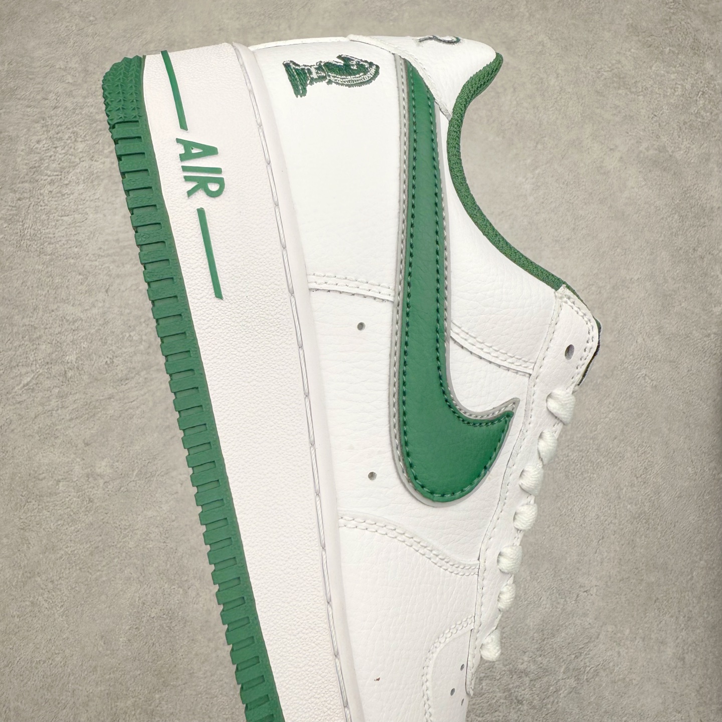 图片[6]-＃XT纯原 NK Air Force 1´07 Low 空军一号低帮百搭休闲运动板鞋 FB9128-100 顶级批次 2022全新楦头鞋型 鱼鳞大底 历时开发三个月 清洁度完美 二维码鞋标 内置芯片及solo气垫 大底高度及其弧度依照正品 钢印 logo刺绣 鞋口弧度 鞋头长度 鞋面冲孔 鞋垫背胶及钢印 完美鞋型对比正品 每一处都是细节满满 柔软、弹性十足的缓震性能和出色的中底设计 横跨复古与现代的外型结合 造就出风靡全球 三十多年的Force 1 直到今天还深受青睐 实拍调校N版已经零色差零失真 百分百还原实物色彩所见即所得 不存在货不对板色差等低级问题 选购参考实物拍摄 不混卖不参货 只用心做好货严格选品 承诺混一赔十 尺码：36 36.5 37.5 38 38.5 39 40 40.5 41 42 42.5 43 44 44.5 45-选品中心