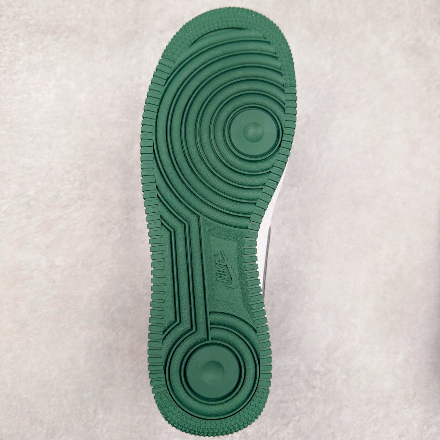 图片[9]-＃XT纯原 NK Air Force 1´07 Low 空军一号低帮百搭休闲运动板鞋 FB9128-100 顶级批次 2022全新楦头鞋型 鱼鳞大底 历时开发三个月 清洁度完美 二维码鞋标 内置芯片及solo气垫 大底高度及其弧度依照正品 钢印 logo刺绣 鞋口弧度 鞋头长度 鞋面冲孔 鞋垫背胶及钢印 完美鞋型对比正品 每一处都是细节满满 柔软、弹性十足的缓震性能和出色的中底设计 横跨复古与现代的外型结合 造就出风靡全球 三十多年的Force 1 直到今天还深受青睐 实拍调校N版已经零色差零失真 百分百还原实物色彩所见即所得 不存在货不对板色差等低级问题 选购参考实物拍摄 不混卖不参货 只用心做好货严格选品 承诺混一赔十 尺码：36 36.5 37.5 38 38.5 39 40 40.5 41 42 42.5 43 44 44.5 45-选品中心