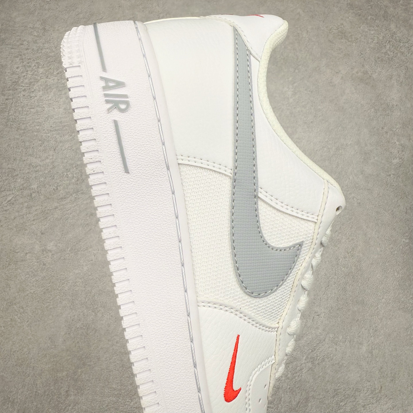 图片[6]-＃XT纯原 NK Air Force 1´07 Low 空军一号低帮百搭休闲运动板鞋 FD9772-100 顶级批次 2022全新楦头鞋型 鱼鳞大底 历时开发三个月 清洁度完美 二维码鞋标 内置芯片及solo气垫 大底高度及其弧度依照正品 钢印 logo刺绣 鞋口弧度 鞋头长度 鞋面冲孔 鞋垫背胶及钢印 完美鞋型对比正品 每一处都是细节满满 柔软、弹性十足的缓震性能和出色的中底设计 横跨复古与现代的外型结合 造就出风靡全球 三十多年的Force 1 直到今天还深受青睐 实拍调校N版已经零色差零失真 百分百还原实物色彩所见即所得 不存在货不对板色差等低级问题 选购参考实物拍摄 不混卖不参货 只用心做好货严格选品 承诺混一赔十 尺码：36 36.5 37.5 38 38.5 39 40 40.5 41 42 42.5 43 44 44.5 45-选品中心