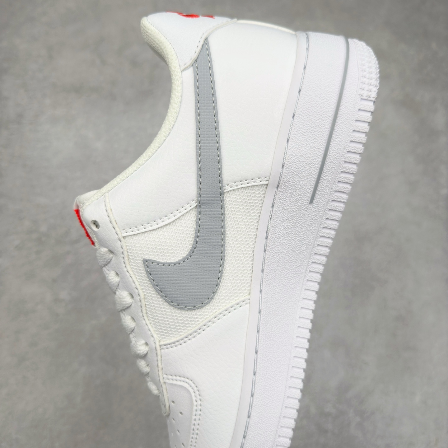 图片[7]-＃XT纯原 NK Air Force 1´07 Low 空军一号低帮百搭休闲运动板鞋 FD9772-100 顶级批次 2022全新楦头鞋型 鱼鳞大底 历时开发三个月 清洁度完美 二维码鞋标 内置芯片及solo气垫 大底高度及其弧度依照正品 钢印 logo刺绣 鞋口弧度 鞋头长度 鞋面冲孔 鞋垫背胶及钢印 完美鞋型对比正品 每一处都是细节满满 柔软、弹性十足的缓震性能和出色的中底设计 横跨复古与现代的外型结合 造就出风靡全球 三十多年的Force 1 直到今天还深受青睐 实拍调校N版已经零色差零失真 百分百还原实物色彩所见即所得 不存在货不对板色差等低级问题 选购参考实物拍摄 不混卖不参货 只用心做好货严格选品 承诺混一赔十 尺码：36 36.5 37.5 38 38.5 39 40 40.5 41 42 42.5 43 44 44.5 45-选品中心