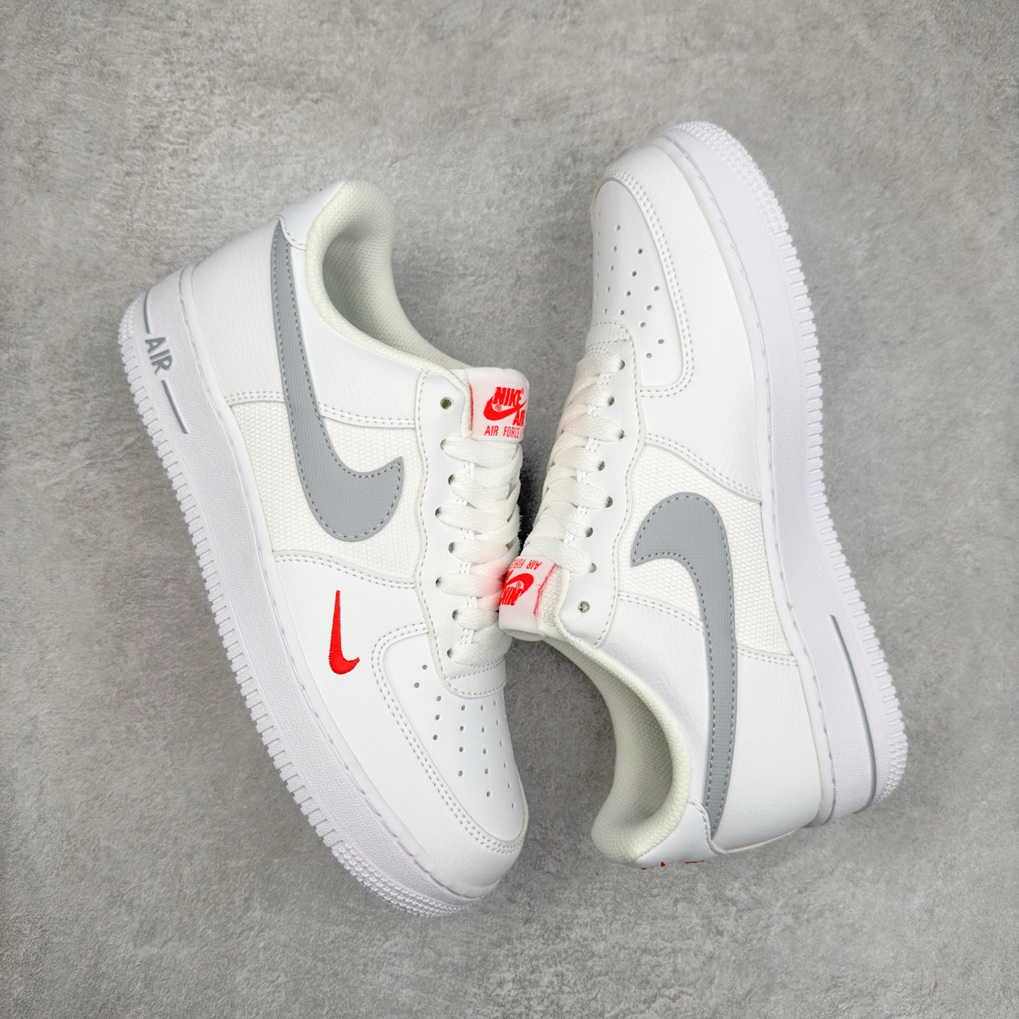 图片[3]-＃XT纯原 NK Air Force 1´07 Low 空军一号低帮百搭休闲运动板鞋 FD9772-100 顶级批次 2022全新楦头鞋型 鱼鳞大底 历时开发三个月 清洁度完美 二维码鞋标 内置芯片及solo气垫 大底高度及其弧度依照正品 钢印 logo刺绣 鞋口弧度 鞋头长度 鞋面冲孔 鞋垫背胶及钢印 完美鞋型对比正品 每一处都是细节满满 柔软、弹性十足的缓震性能和出色的中底设计 横跨复古与现代的外型结合 造就出风靡全球 三十多年的Force 1 直到今天还深受青睐 实拍调校N版已经零色差零失真 百分百还原实物色彩所见即所得 不存在货不对板色差等低级问题 选购参考实物拍摄 不混卖不参货 只用心做好货严格选品 承诺混一赔十 尺码：36 36.5 37.5 38 38.5 39 40 40.5 41 42 42.5 43 44 44.5 45-选品中心