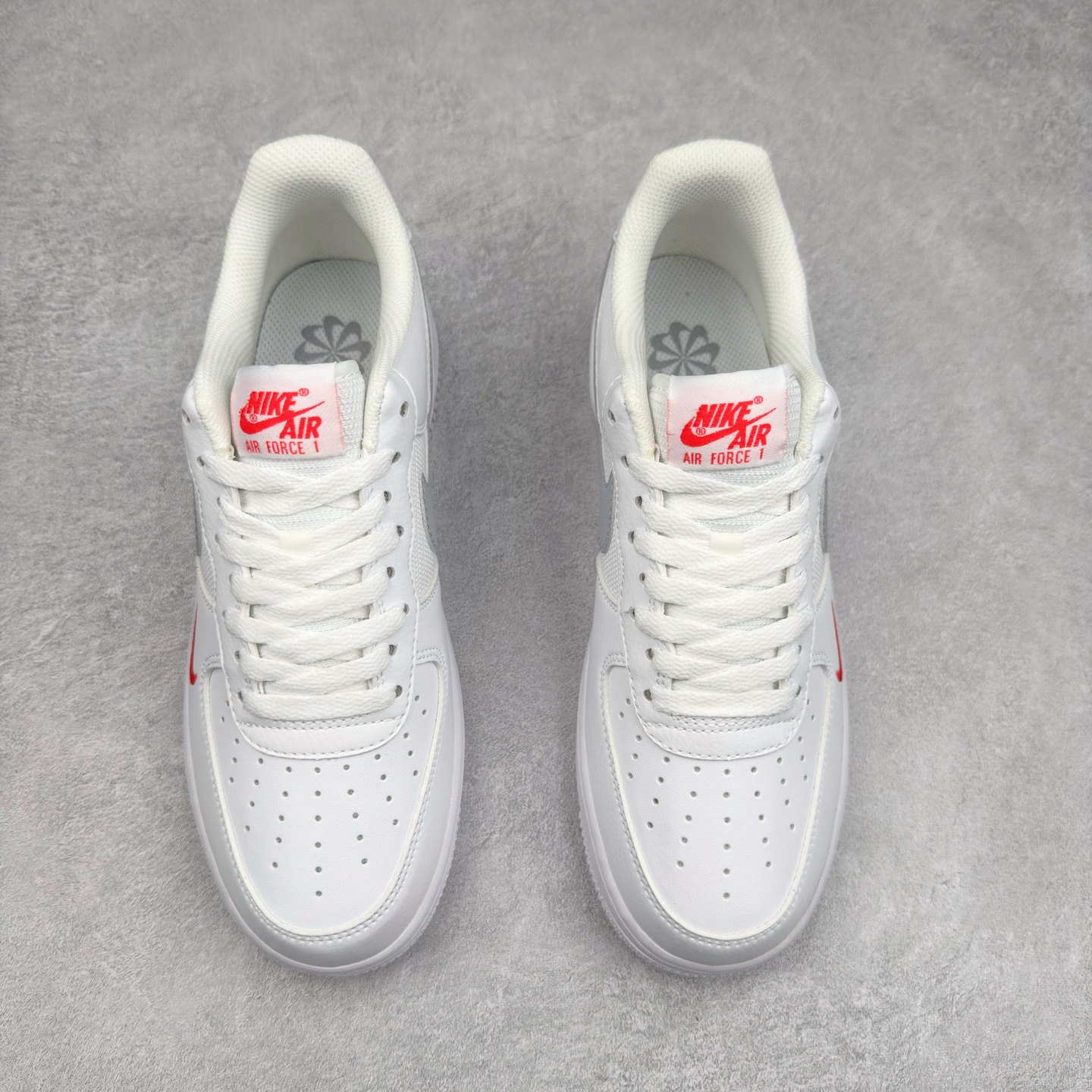 图片[2]-＃XT纯原 NK Air Force 1´07 Low 空军一号低帮百搭休闲运动板鞋 FD9772-100 顶级批次 2022全新楦头鞋型 鱼鳞大底 历时开发三个月 清洁度完美 二维码鞋标 内置芯片及solo气垫 大底高度及其弧度依照正品 钢印 logo刺绣 鞋口弧度 鞋头长度 鞋面冲孔 鞋垫背胶及钢印 完美鞋型对比正品 每一处都是细节满满 柔软、弹性十足的缓震性能和出色的中底设计 横跨复古与现代的外型结合 造就出风靡全球 三十多年的Force 1 直到今天还深受青睐 实拍调校N版已经零色差零失真 百分百还原实物色彩所见即所得 不存在货不对板色差等低级问题 选购参考实物拍摄 不混卖不参货 只用心做好货严格选品 承诺混一赔十 尺码：36 36.5 37.5 38 38.5 39 40 40.5 41 42 42.5 43 44 44.5 45-选品中心