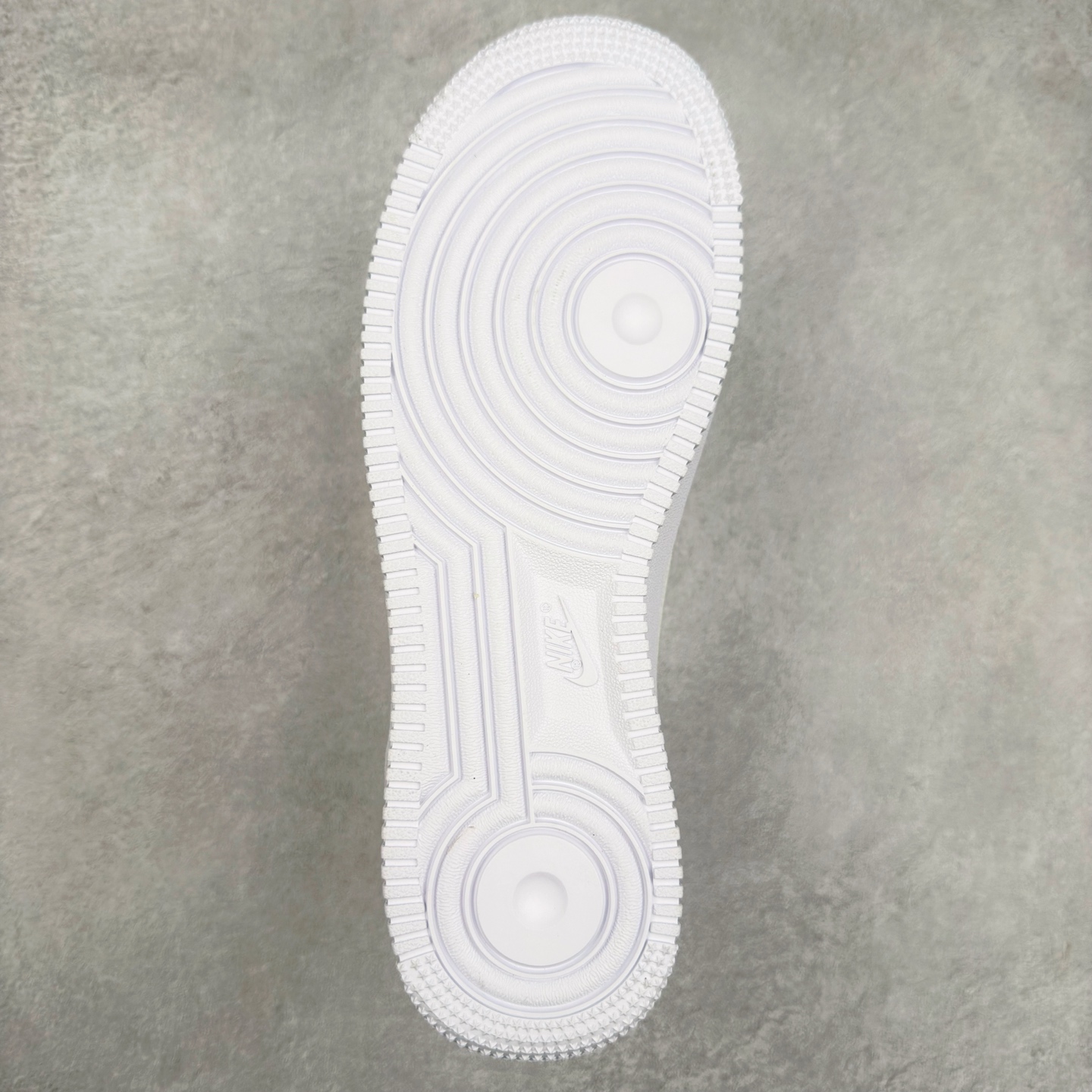 图片[9]-＃XT纯原 NK Air Force 1´07 Low 空军一号低帮百搭休闲运动板鞋 FD9772-100 顶级批次 2022全新楦头鞋型 鱼鳞大底 历时开发三个月 清洁度完美 二维码鞋标 内置芯片及solo气垫 大底高度及其弧度依照正品 钢印 logo刺绣 鞋口弧度 鞋头长度 鞋面冲孔 鞋垫背胶及钢印 完美鞋型对比正品 每一处都是细节满满 柔软、弹性十足的缓震性能和出色的中底设计 横跨复古与现代的外型结合 造就出风靡全球 三十多年的Force 1 直到今天还深受青睐 实拍调校N版已经零色差零失真 百分百还原实物色彩所见即所得 不存在货不对板色差等低级问题 选购参考实物拍摄 不混卖不参货 只用心做好货严格选品 承诺混一赔十 尺码：36 36.5 37.5 38 38.5 39 40 40.5 41 42 42.5 43 44 44.5 45-选品中心