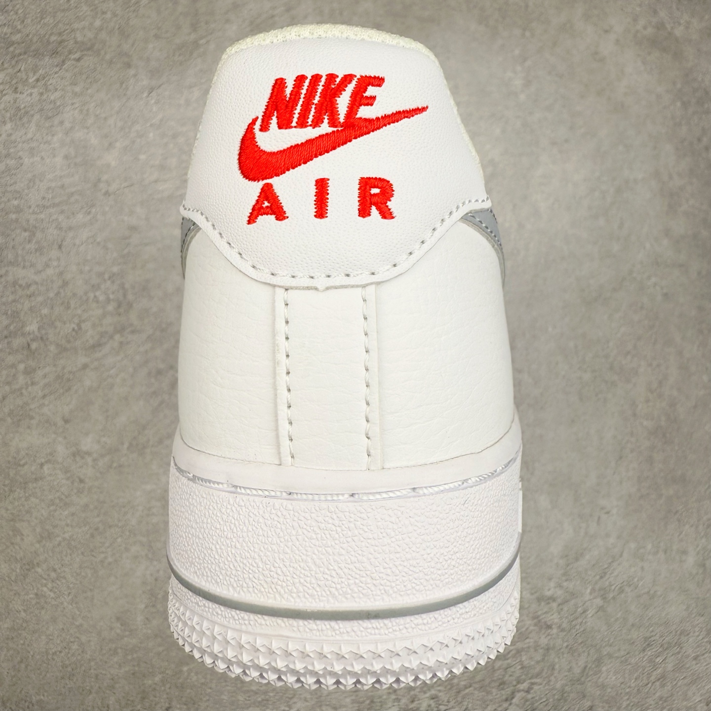 图片[8]-＃XT纯原 NK Air Force 1´07 Low 空军一号低帮百搭休闲运动板鞋 FD9772-100 顶级批次 2022全新楦头鞋型 鱼鳞大底 历时开发三个月 清洁度完美 二维码鞋标 内置芯片及solo气垫 大底高度及其弧度依照正品 钢印 logo刺绣 鞋口弧度 鞋头长度 鞋面冲孔 鞋垫背胶及钢印 完美鞋型对比正品 每一处都是细节满满 柔软、弹性十足的缓震性能和出色的中底设计 横跨复古与现代的外型结合 造就出风靡全球 三十多年的Force 1 直到今天还深受青睐 实拍调校N版已经零色差零失真 百分百还原实物色彩所见即所得 不存在货不对板色差等低级问题 选购参考实物拍摄 不混卖不参货 只用心做好货严格选品 承诺混一赔十 尺码：36 36.5 37.5 38 38.5 39 40 40.5 41 42 42.5 43 44 44.5 45-选品中心