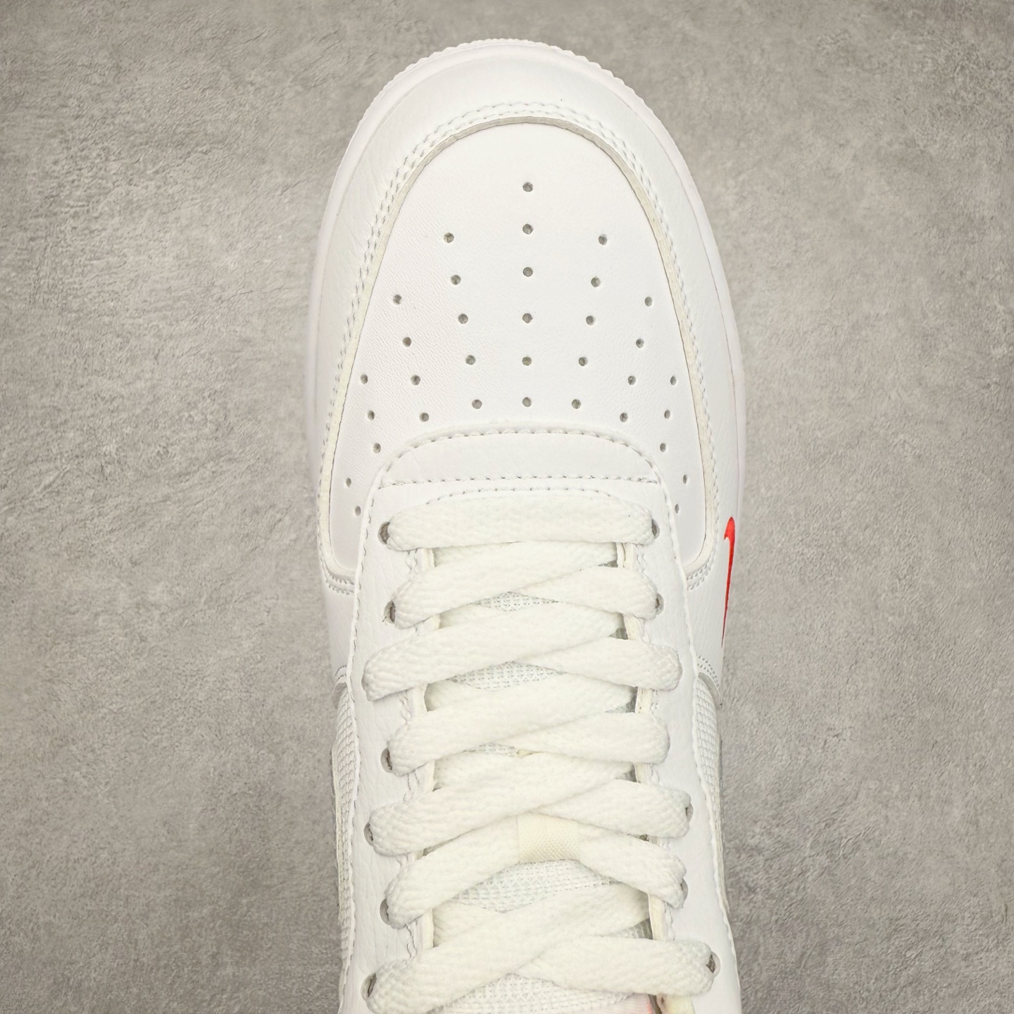 图片[4]-＃XT纯原 NK Air Force 1´07 Low 空军一号低帮百搭休闲运动板鞋 FD9772-100 顶级批次 2022全新楦头鞋型 鱼鳞大底 历时开发三个月 清洁度完美 二维码鞋标 内置芯片及solo气垫 大底高度及其弧度依照正品 钢印 logo刺绣 鞋口弧度 鞋头长度 鞋面冲孔 鞋垫背胶及钢印 完美鞋型对比正品 每一处都是细节满满 柔软、弹性十足的缓震性能和出色的中底设计 横跨复古与现代的外型结合 造就出风靡全球 三十多年的Force 1 直到今天还深受青睐 实拍调校N版已经零色差零失真 百分百还原实物色彩所见即所得 不存在货不对板色差等低级问题 选购参考实物拍摄 不混卖不参货 只用心做好货严格选品 承诺混一赔十 尺码：36 36.5 37.5 38 38.5 39 40 40.5 41 42 42.5 43 44 44.5 45-选品中心